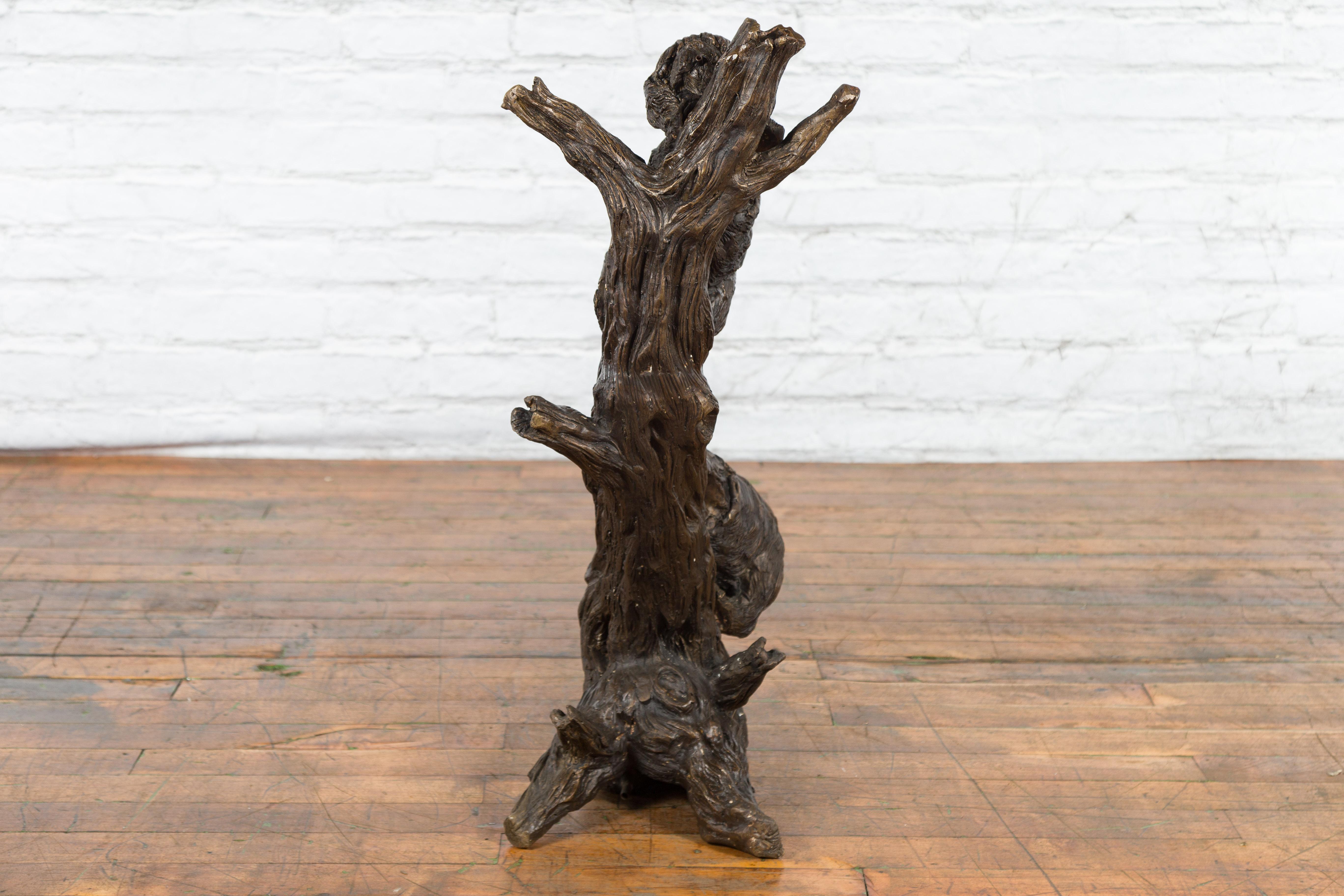 Zeitgenössische Bronze-Skulpturengruppe von zwei Hunden, die einen Baum schmiegen, aus verlorenem Wachs im Angebot 3