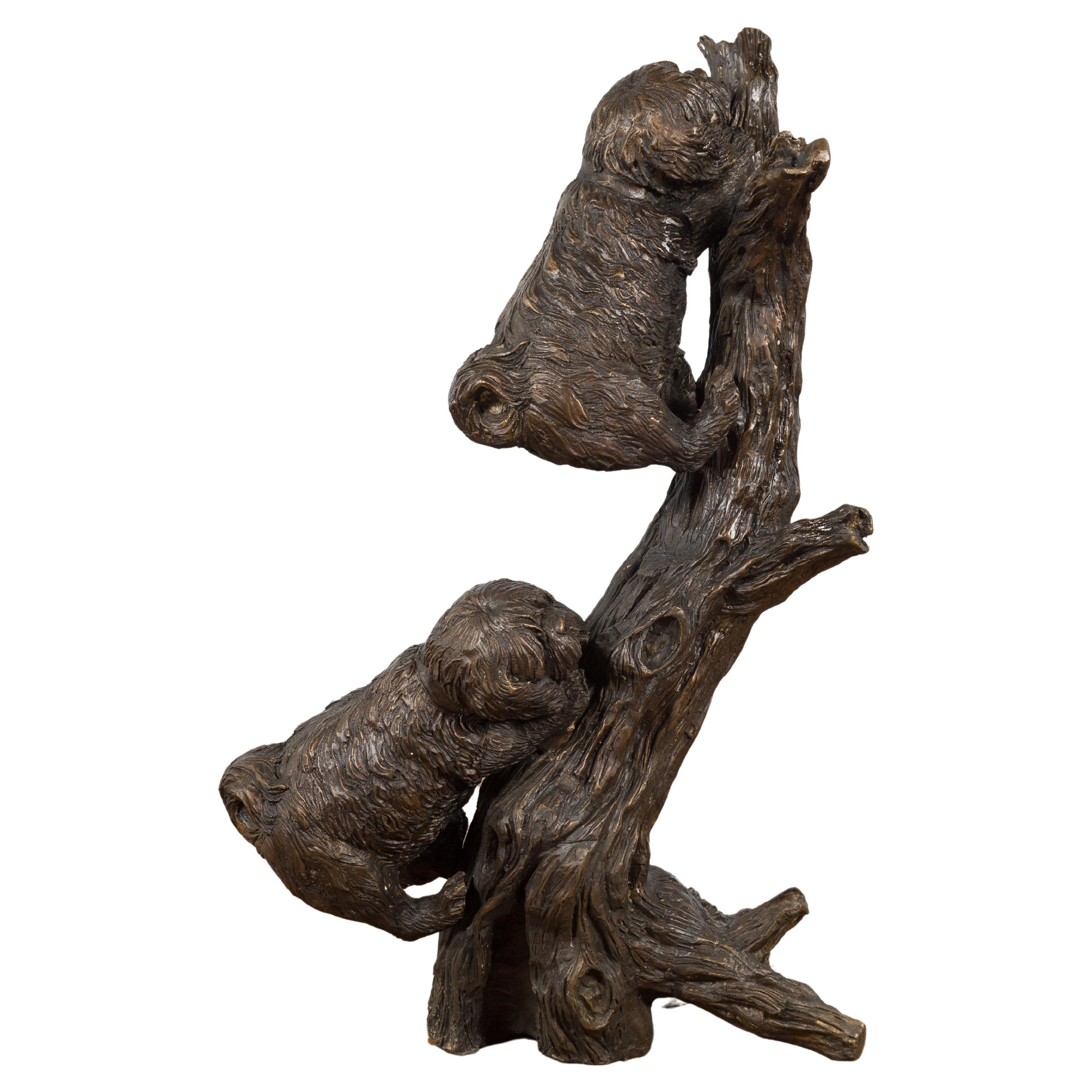 Groupe contemporain de deux chiens grimpant sur un arbre en bronze sculpté en cire perdue