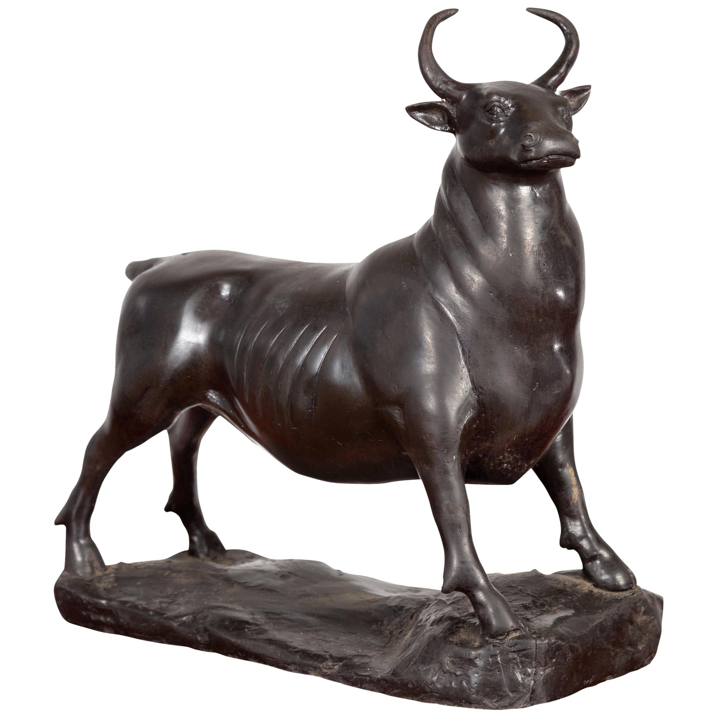 Sculpture contemporaine en bronze à cire perdue représentant un taureau avec patine sombre