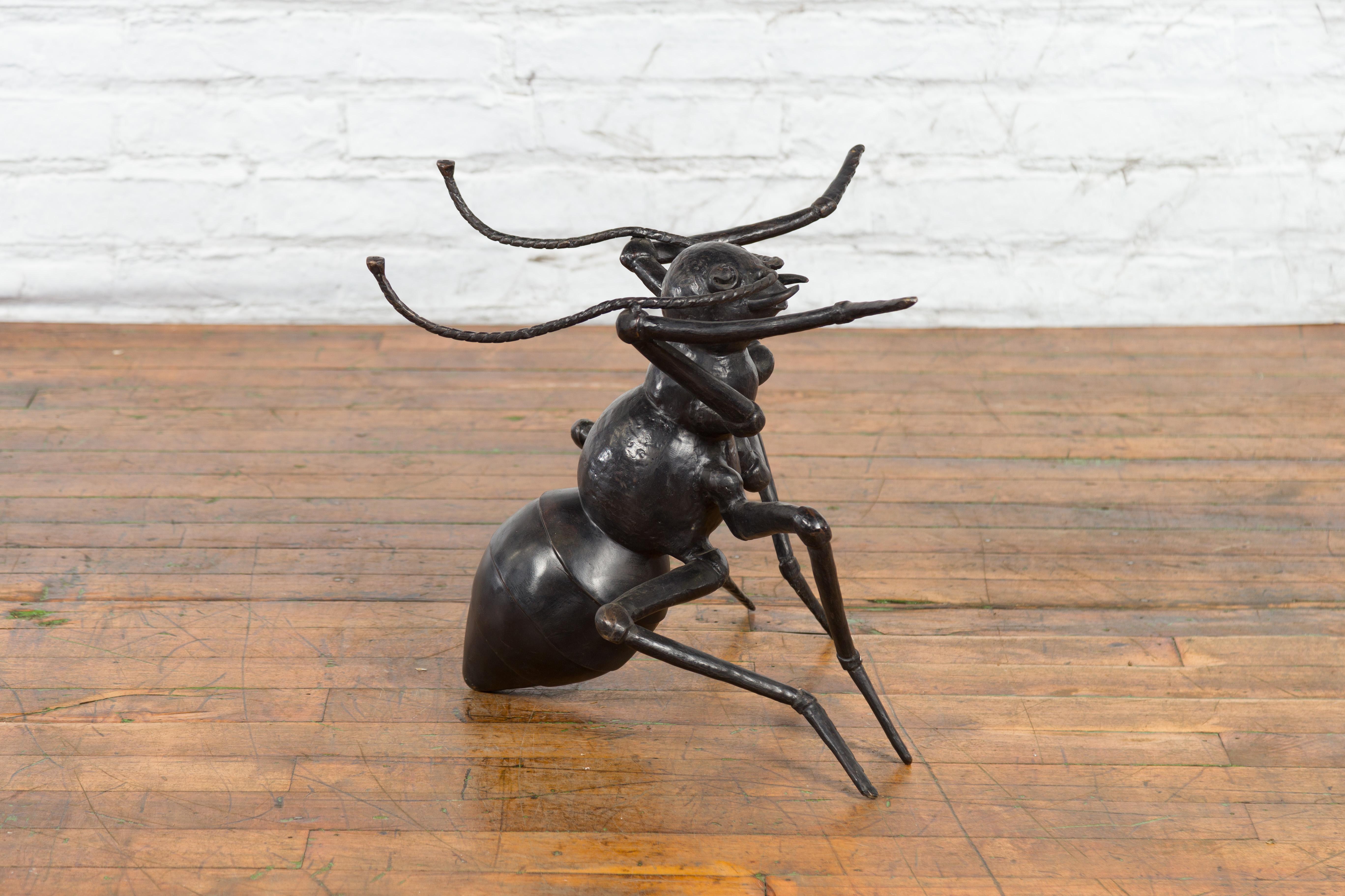 Bronze Sculpture contemporaine en bronze coulé à la cire perdue, base de table basse en forme de fourmi en vente