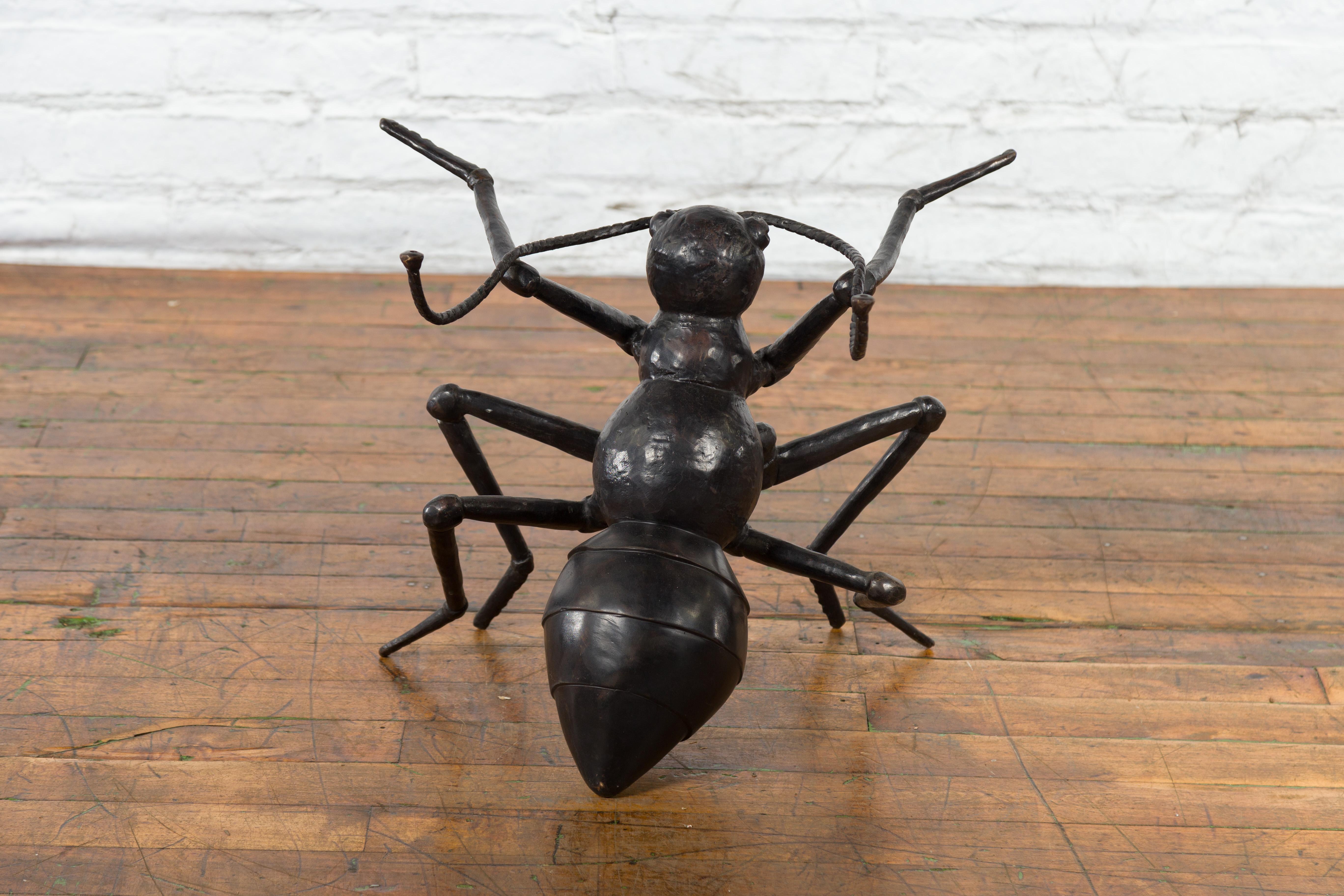 Sculpture contemporaine en bronze coulé à la cire perdue, base de table basse en forme de fourmi en vente 1