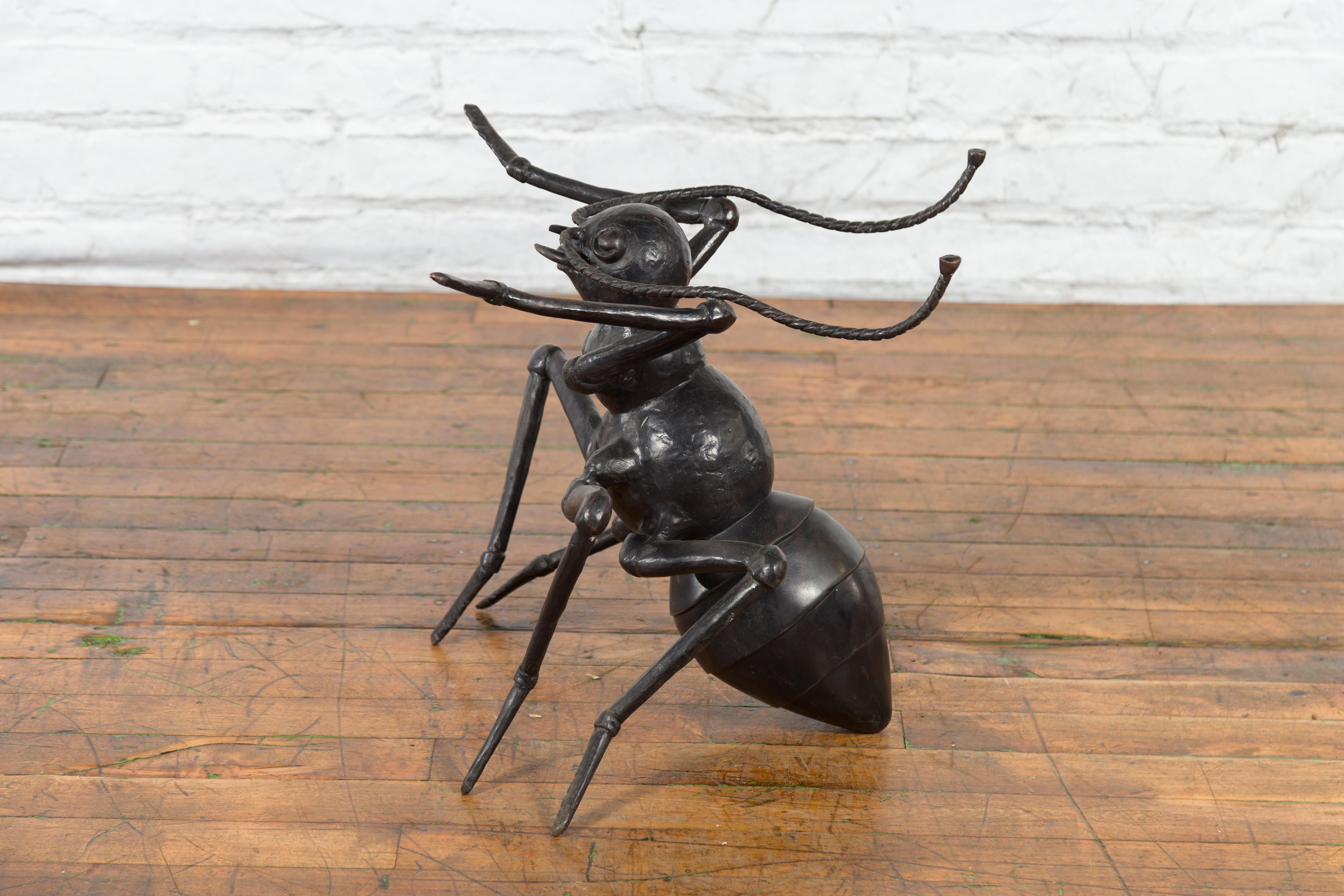 Sculpture contemporaine en bronze coulé à la cire perdue, base de table basse en forme de fourmi en vente 2
