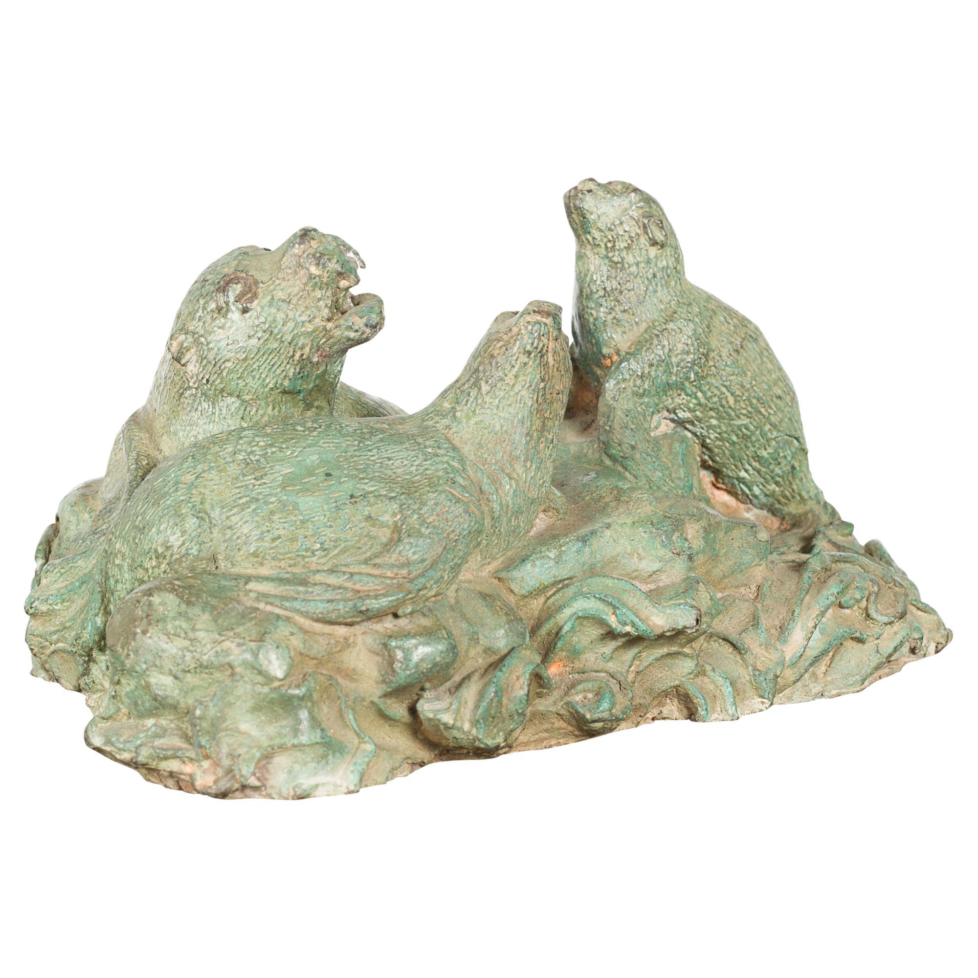 Groupe contemporain de lion de mer sculpté en bronze moulé à la cire perdue avec patine vert-de-gris