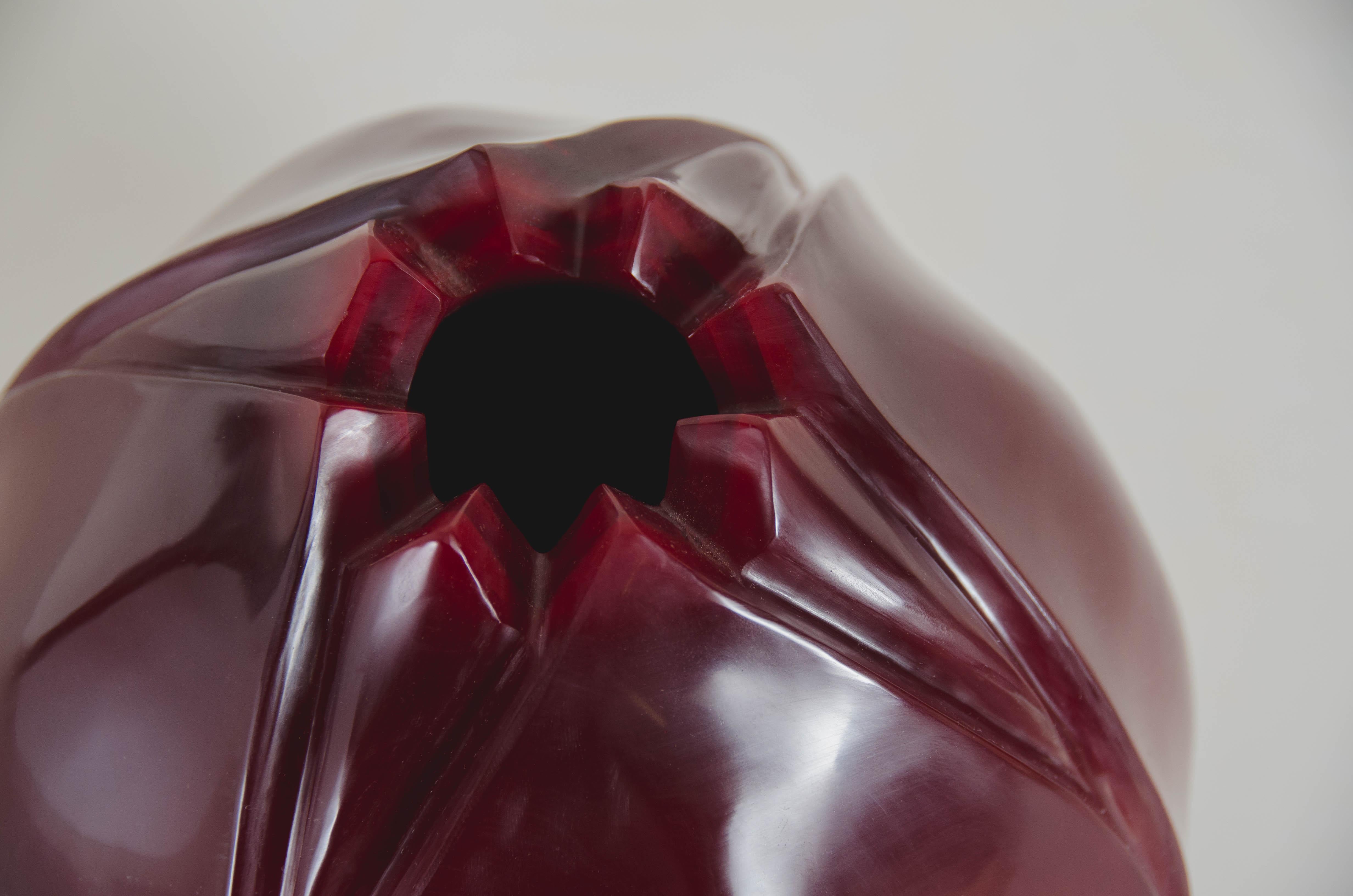 Intagliato a mano Vaso Lotus Bud contemporaneo in vetro pechinese lampone di Robert Kuo in vendita