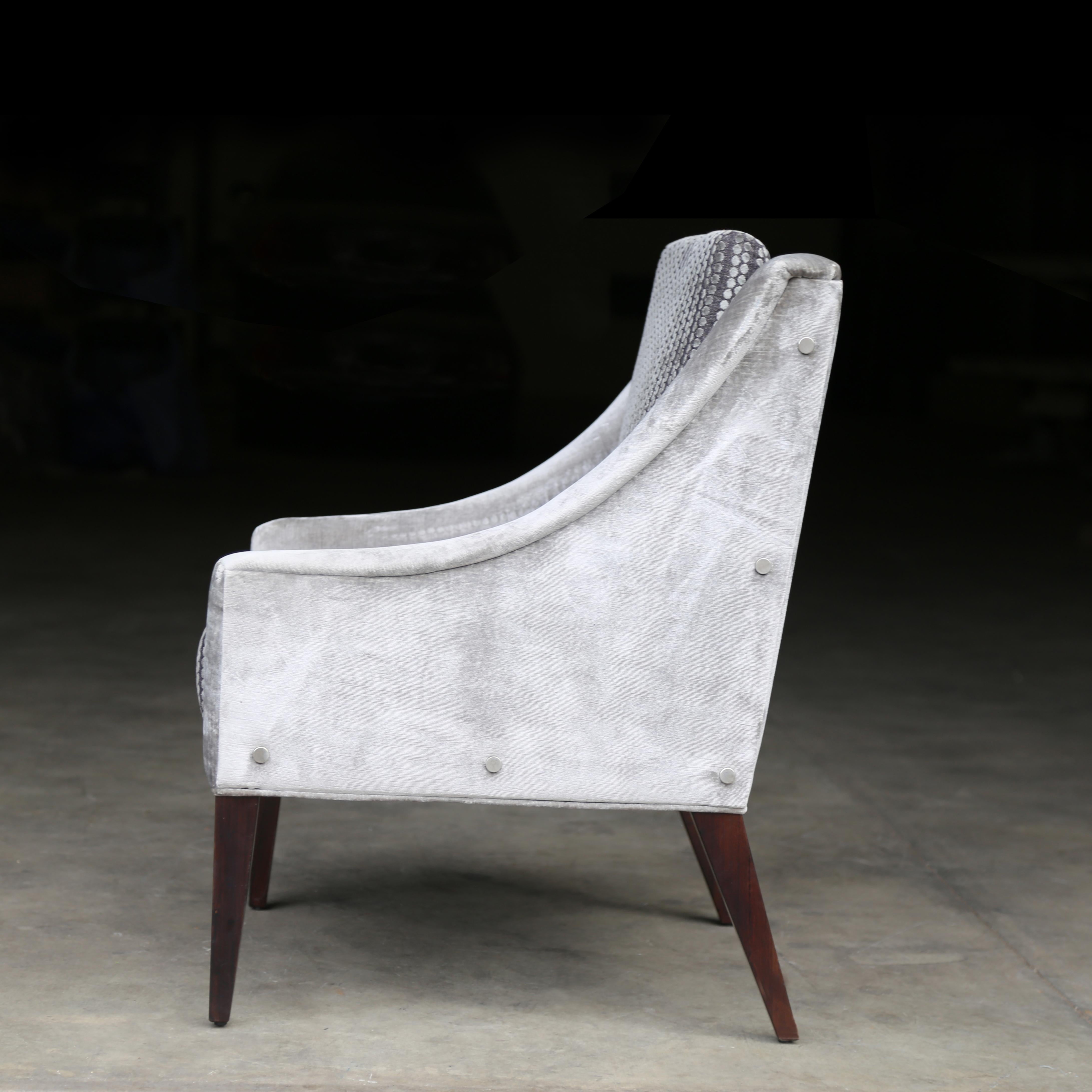 Moderner gepolsterter Loungesessel von Costantini, COM/COL, Lucina im Zustand „Neu“ im Angebot in New York, NY