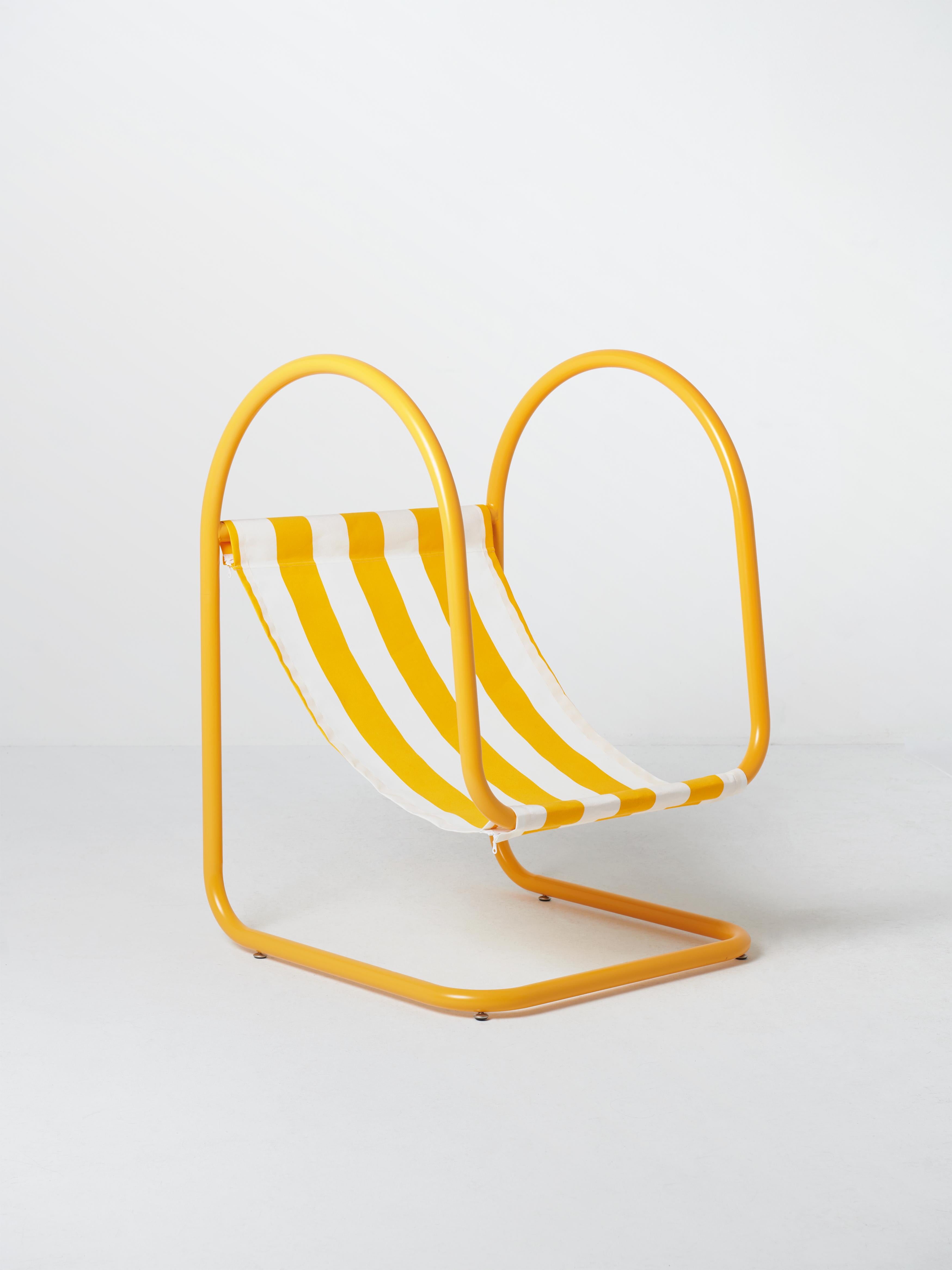 Zeitgenössischer Sessel aus lackiertem Stahl Modell ''PARAD'' von Axel Chay - Marseille Frankreich.