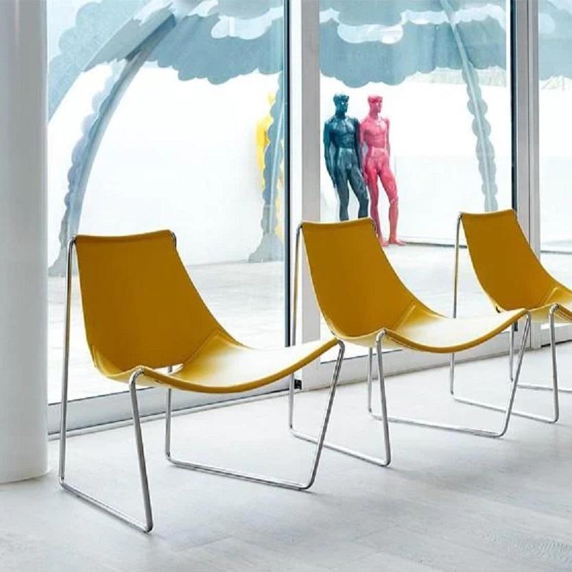 Moderne Chaise longue contemporaine à piètement traîneau proposée en cuir en vente