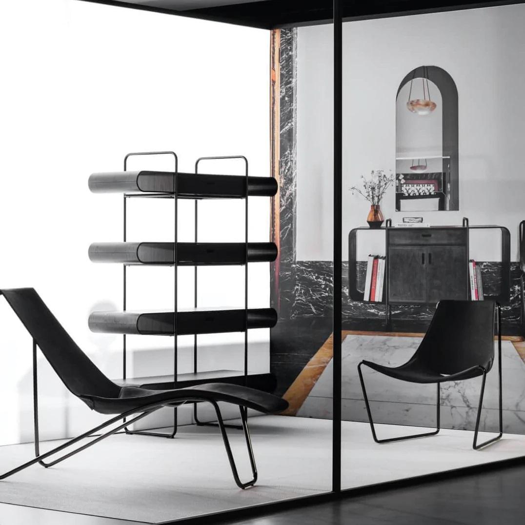 italien Chaise longue contemporaine à piètement traîneau proposée en cuir en vente