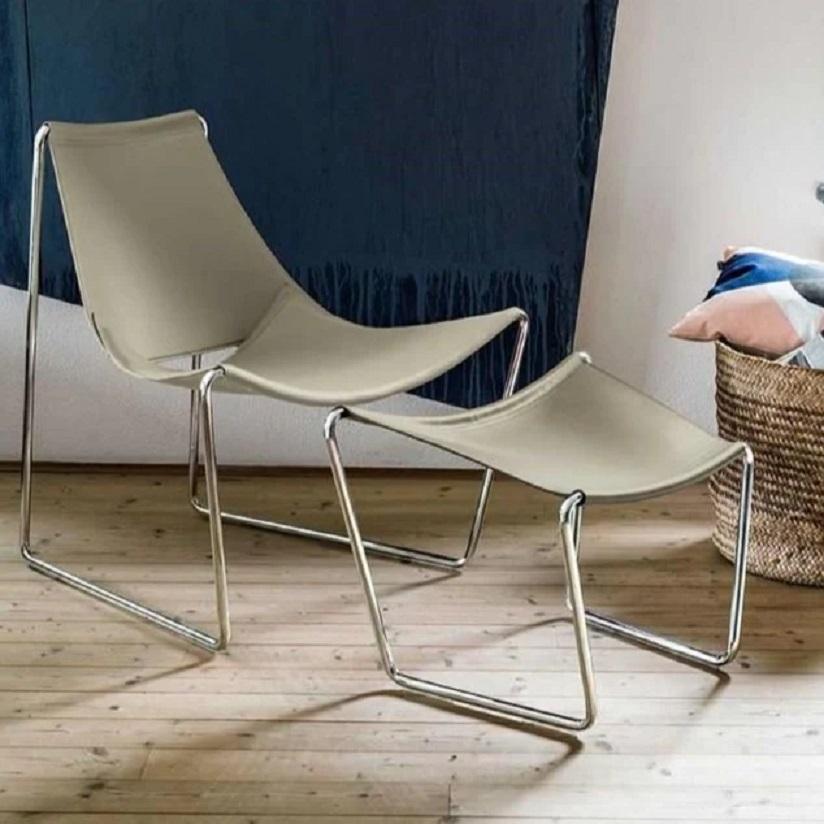 XXIe siècle et contemporain Chaise longue contemporaine à piètement traîneau proposée en cuir en vente