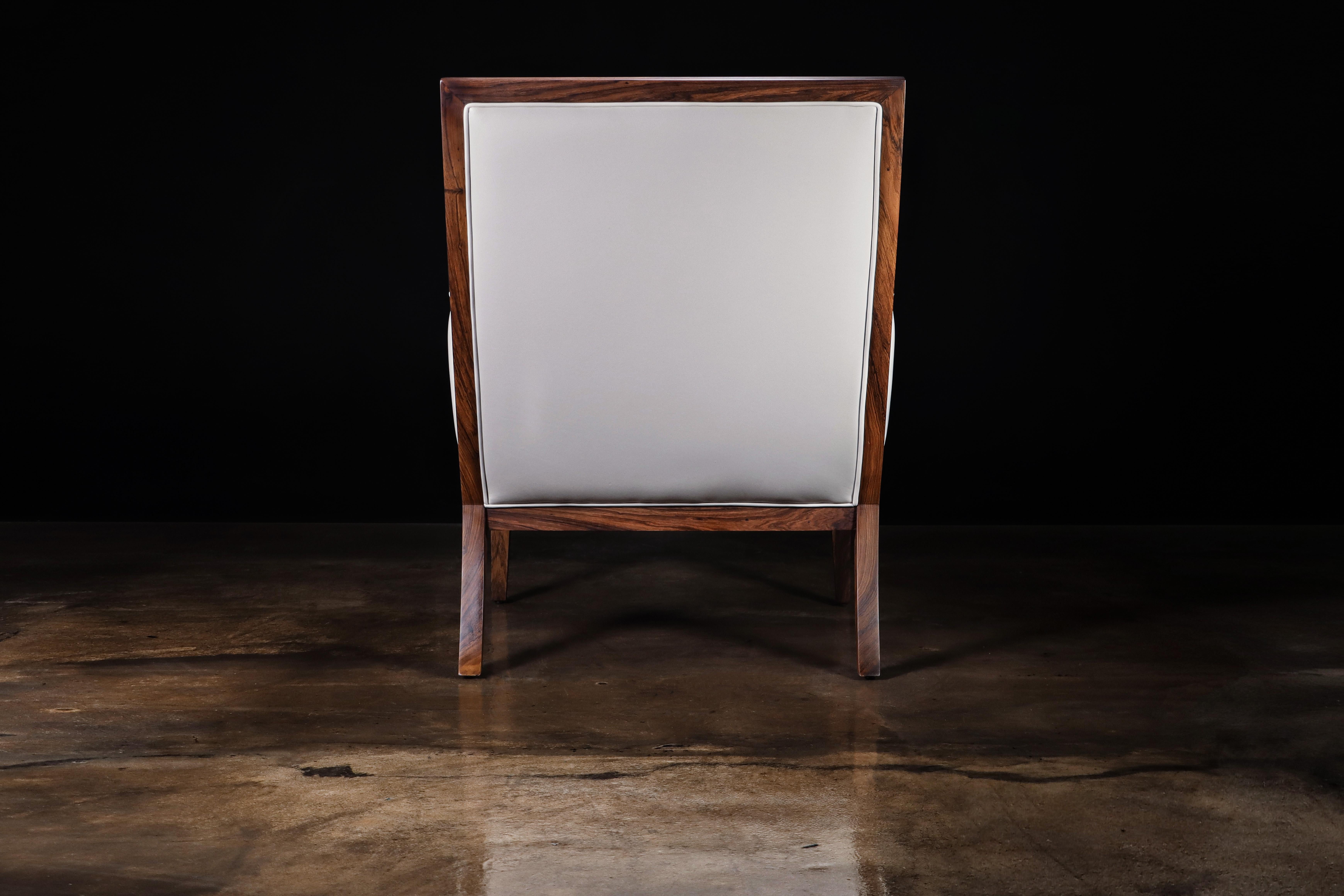 Travail du bois Fauteuil de salon contemporain en bois et cuir blanc de Costantini, Belgrano en vente