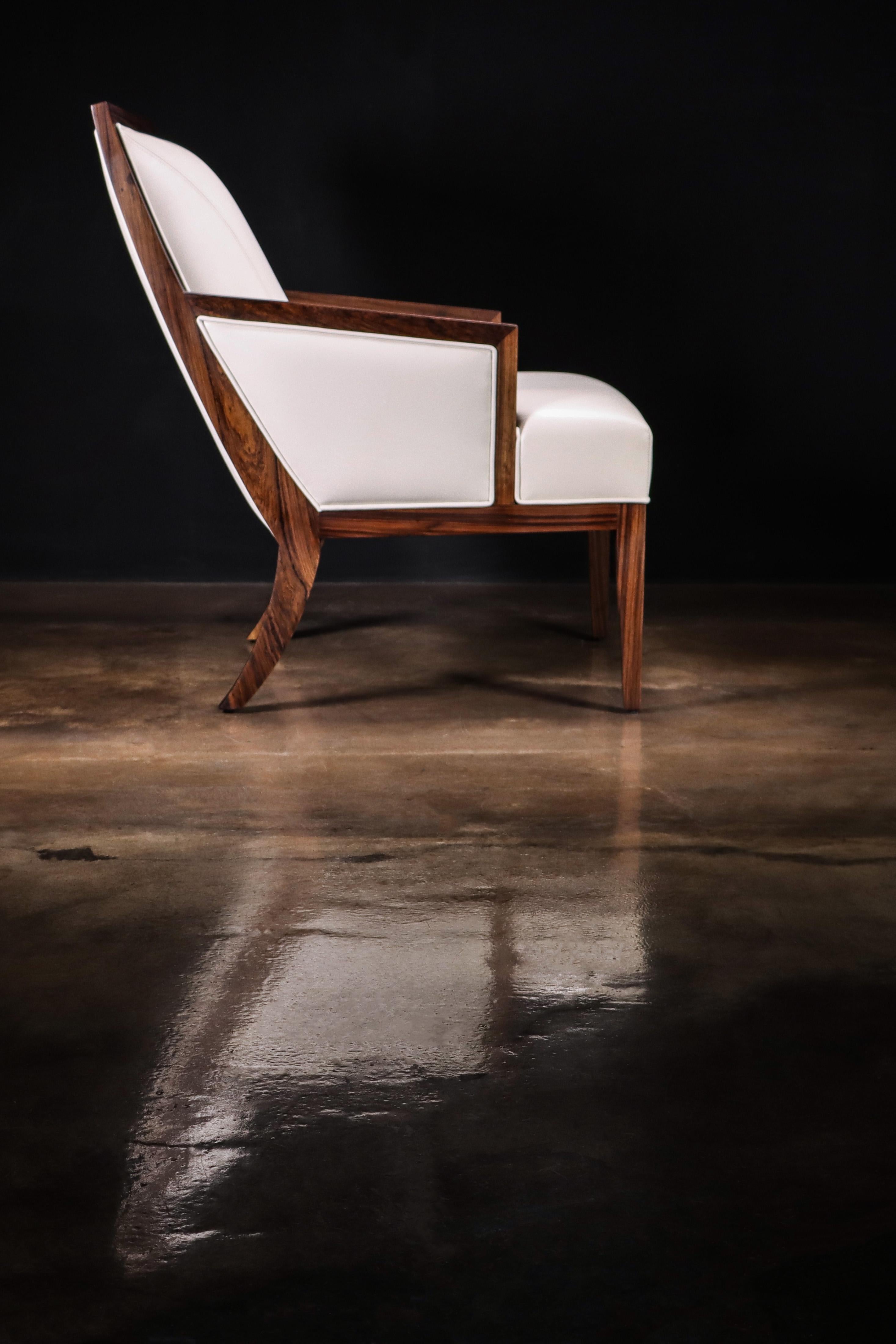 XXIe siècle et contemporain Fauteuil de salon contemporain en bois et cuir blanc de Costantini, Belgrano en vente