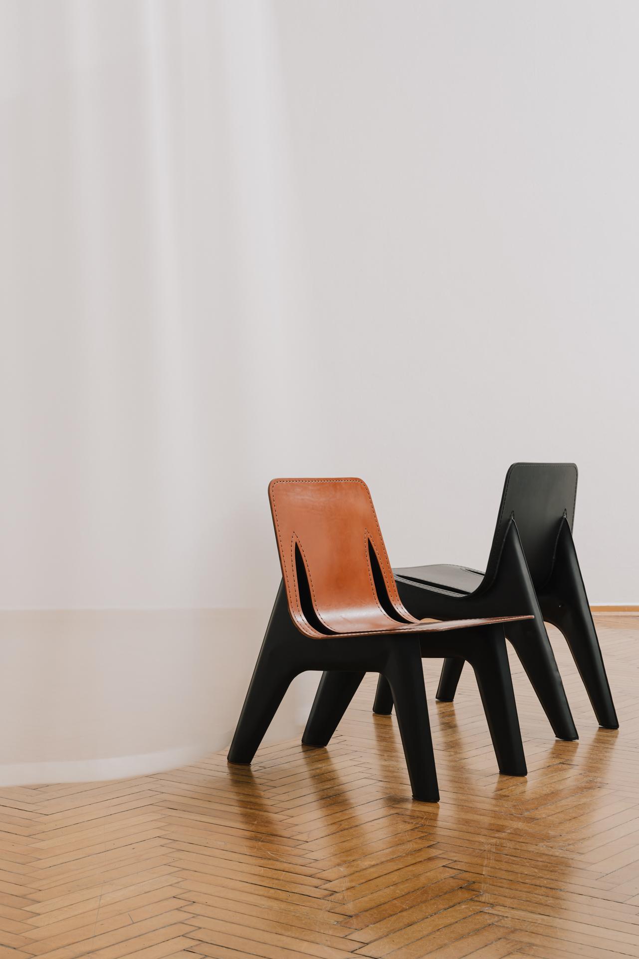 Loungesessel 'J-Chair' von Zieta

Graphitgrau Matt 7021 Aluminium

Abmessungen
Höhe: 76 cm
Breite: 53 cm
Tiefe: 74 cm
Gewicht: 5 kg

Ein aussagekräftiges FiDU-Manifest. Ein visuell starkes Objekt mit ikonischem Charakter, das auf einer leichten,
