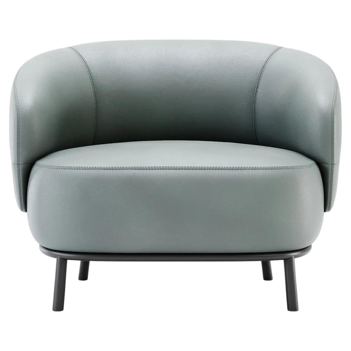 Este sillón curvilíneo está tapizado en lujosa piel con doble pespunte. 
El doble pespunte en los bordes de piel crea una pieza de alta costura. El cuero se aplica con maestría a las curvas de este sillón. 
La base es de metal y se ofrece en una