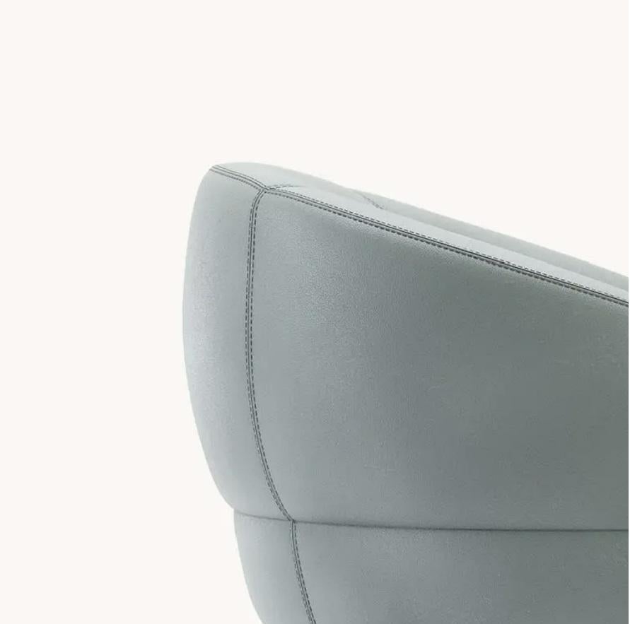 Sillón curvo redondeado en piel en Nuevo estado para la venta en NEW YORK, NY