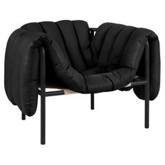 Chaise longue contemporaine 'Puffy' par HEM, acier noir, cuir noir