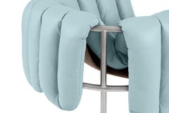 Sillón contemporáneo 'Puffy' de HEM, acero inoxidable, cuero azul