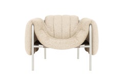 Silla de salón contemporánea 'Puffy' de HEM, Acero blanco, Bouclé cáscara de huevo