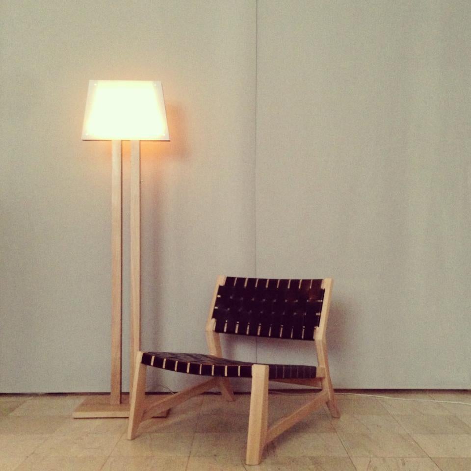 Contemporary Lounge Chair mit Holzstruktur und Lederriemen Sitz im Angebot 5