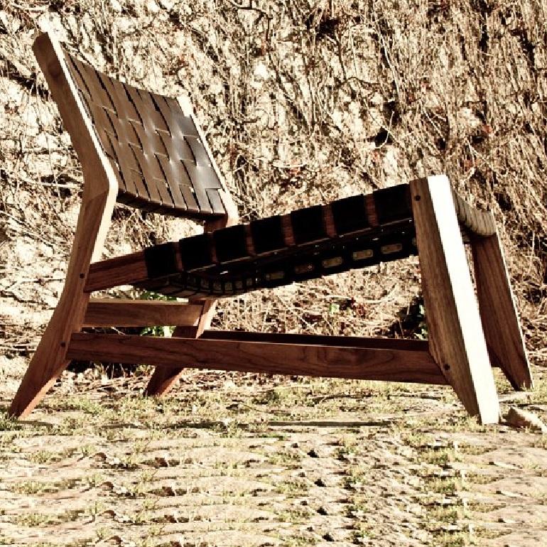 Contemporary Lounge Chair mit Holzstruktur und Lederriemen Sitz im Angebot 9
