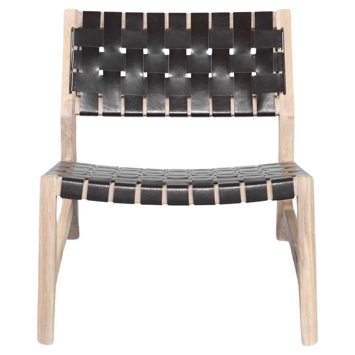 Contemporary Lounge Chair mit Holzstruktur und Lederriemen Sitz (Handgefertigt) im Angebot