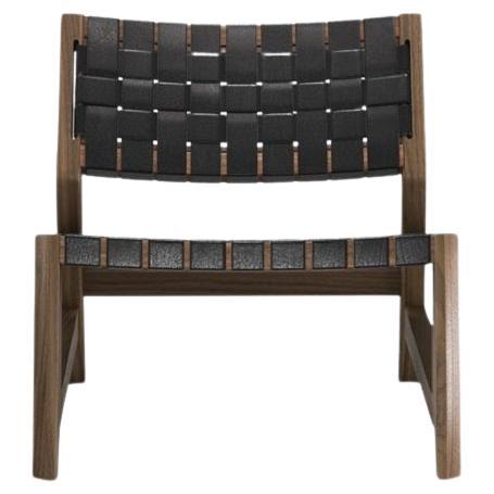 Contemporary Lounge Chair mit Holzstruktur und Lederriemen Sitz im Angebot 1