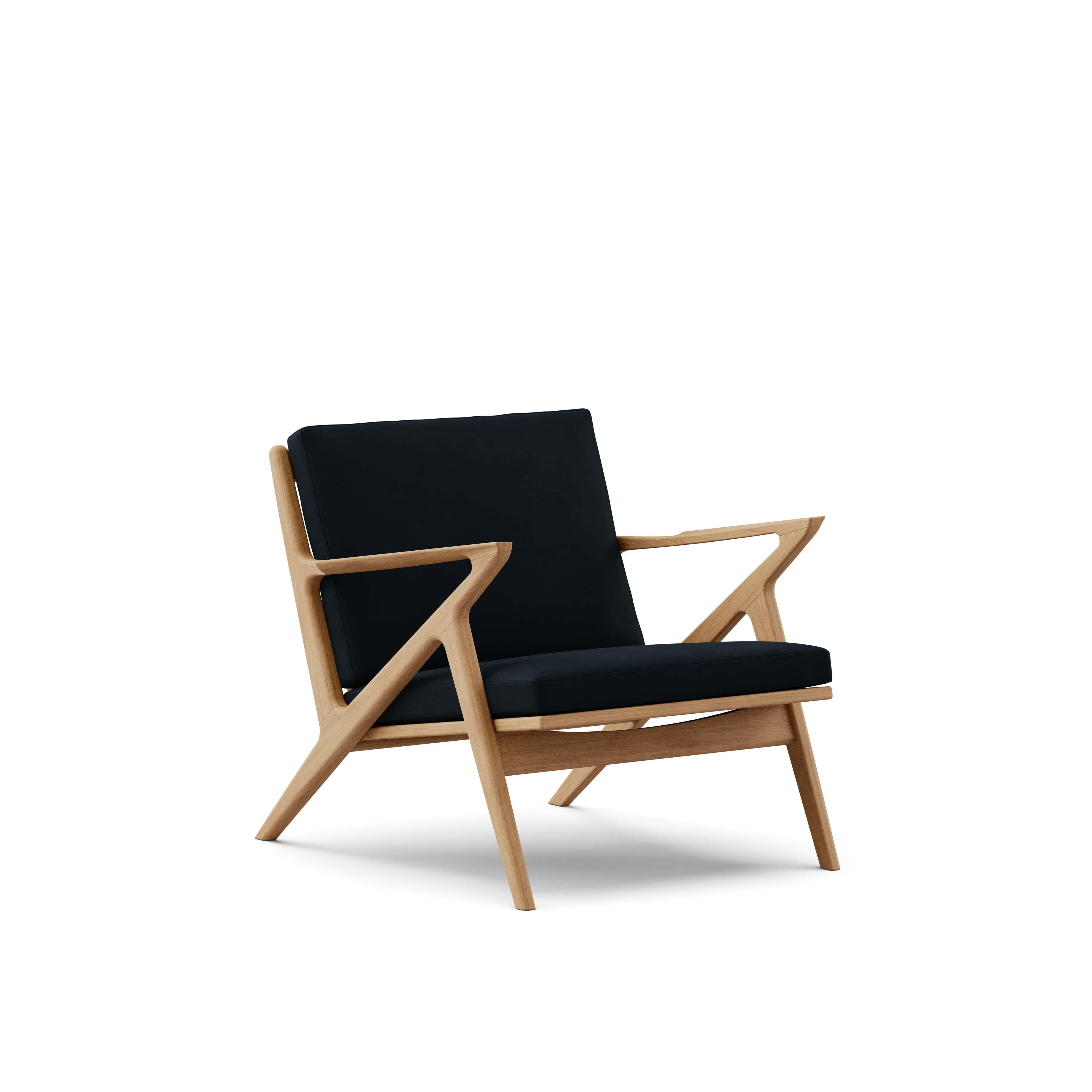 Zeitgenössischer Loungesessel 'Z-Chair' von DK3
Entworfen von Poul Thorsbjerg Jensen

Abmessungen: 
- B.75 x T.82 x H.62 cm
- Sitzgelegenheit: B.58 x T.52 x H.36 cm

MATERIALIEN: 
- Rahmen: Massivholz.
- Sitz und Rückenlehne: Polsterung.

Modell auf