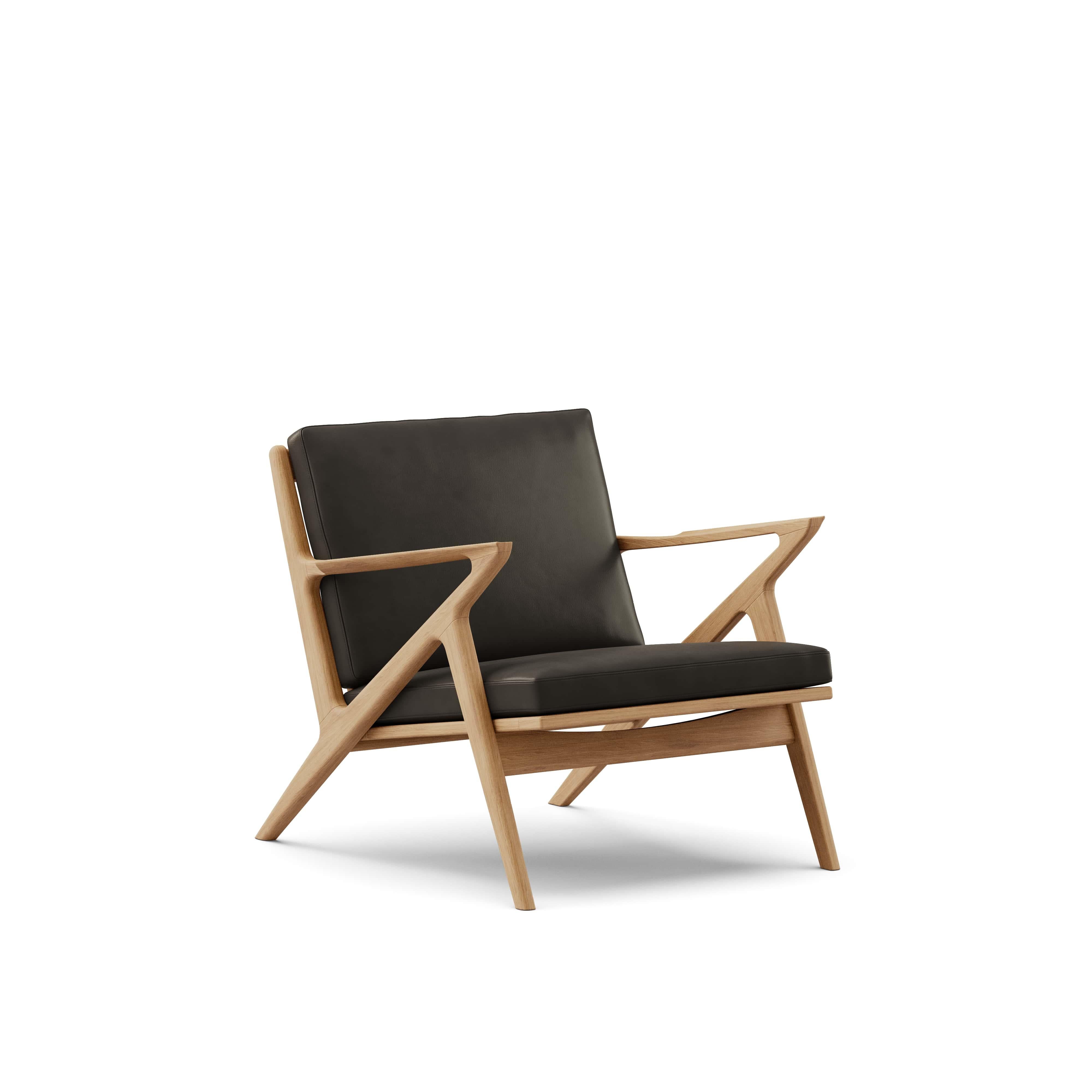 Zeitgenössischer Loungesessel 'Z-Chair' von DK3
Entworfen von Poul Thorsbjerg Jensen

Abmessungen: 
- B.75 x T.82 x H.62 cm
- Sitzgelegenheit: B.58 x T.52 x H.36 cm

MATERIALIEN: 
- Rahmen: Massivholz.
- Sitz und Rückenlehne: Polsterung.

Modell auf
