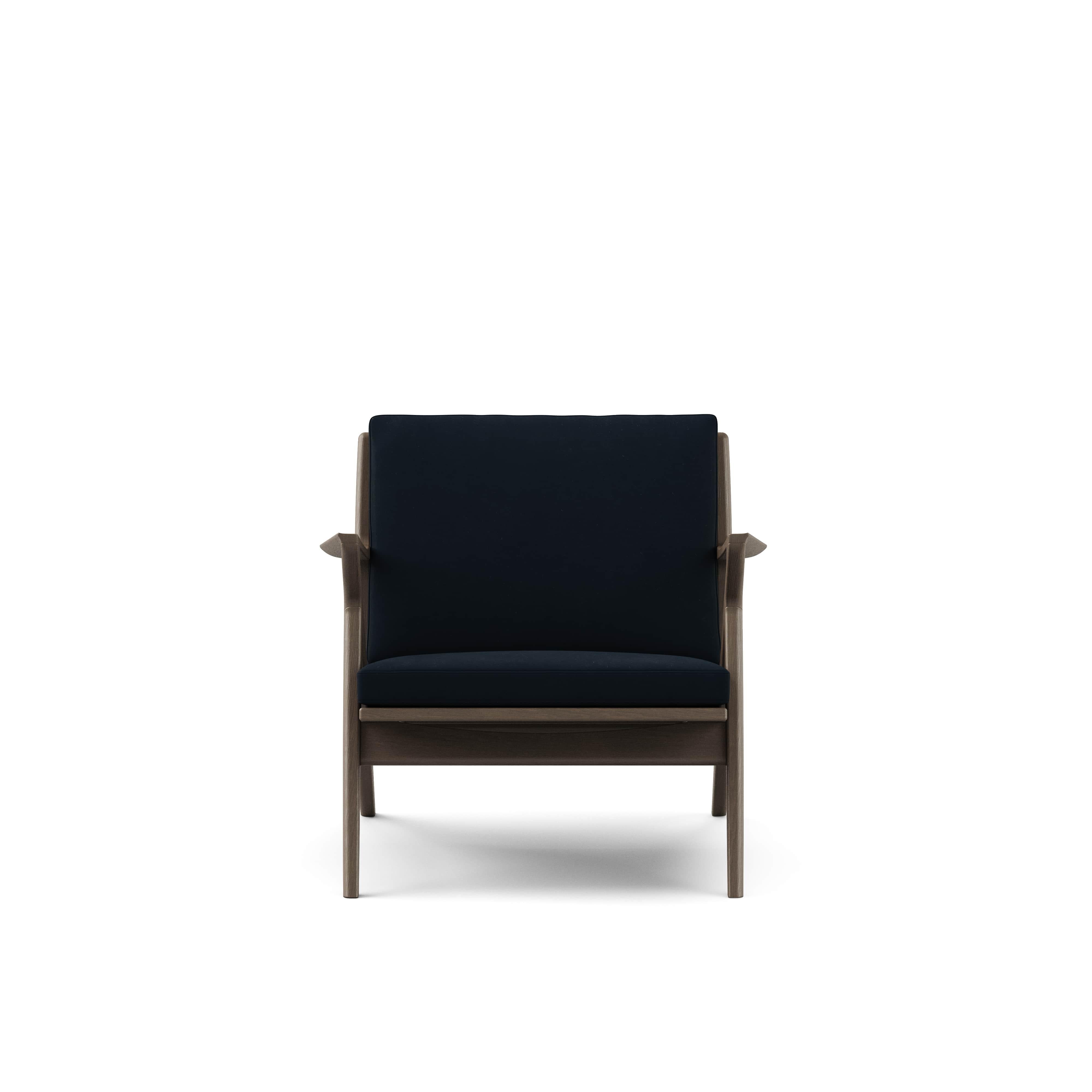 Zeitgenössischer Loungesessel 'Z-Chair' von DK3
Entworfen von Poul Thorsbjerg Jensen

Abmessungen: 
- B.75 x T.82 x H.62 cm
- Sitzgelegenheit: B.58 x T.52 x H.36 cm

MATERIALIEN: 
- Rahmen: Massivholz.
- Sitz und Rückenlehne: Polsterung.

Modell auf
