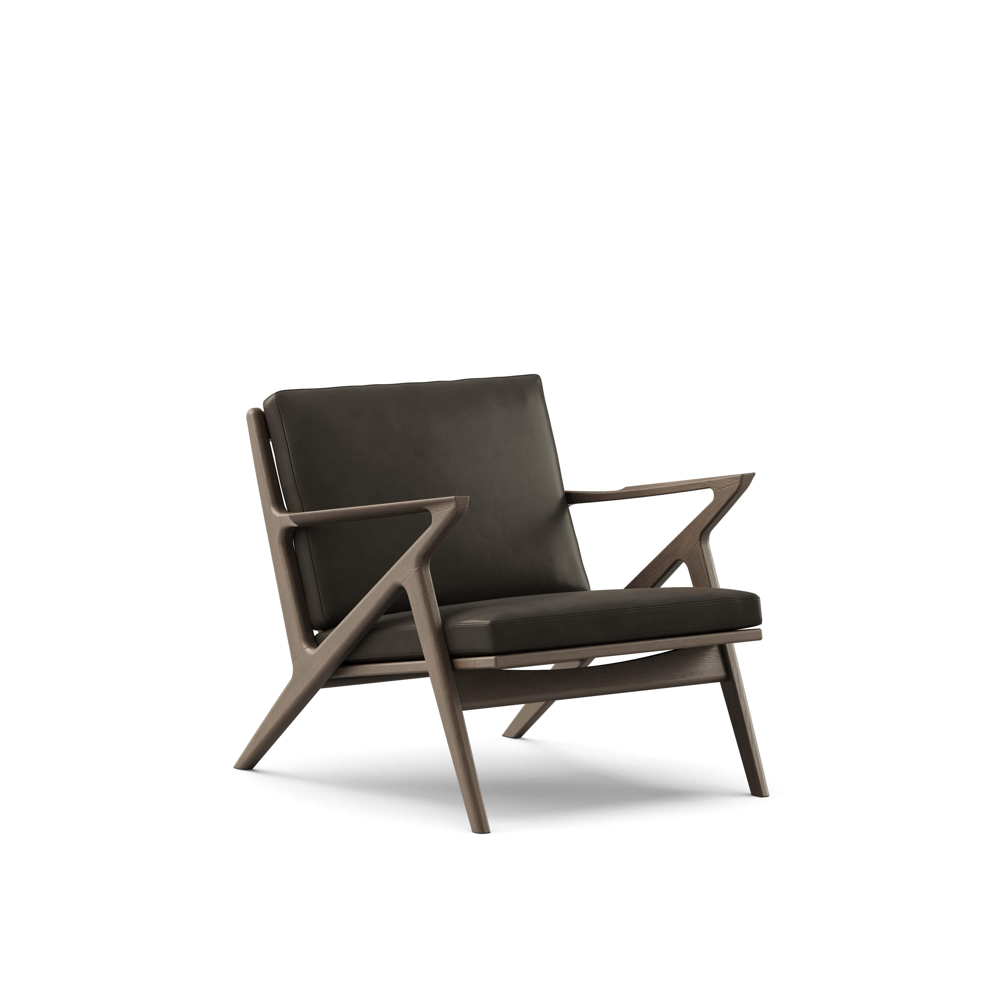 Zeitgenössischer Loungesessel 'Z-Chair' von DK3
Entworfen von Poul Thorsbjerg Jensen

Abmessungen: 
- B.75 x T.82 x H.62 cm
- Sitzgelegenheit: B.58 x T.52 x H.36 cm

MATERIALIEN: 
- Rahmen: Massivholz.
- Sitz und Rückenlehne: Polsterung.

Modell auf