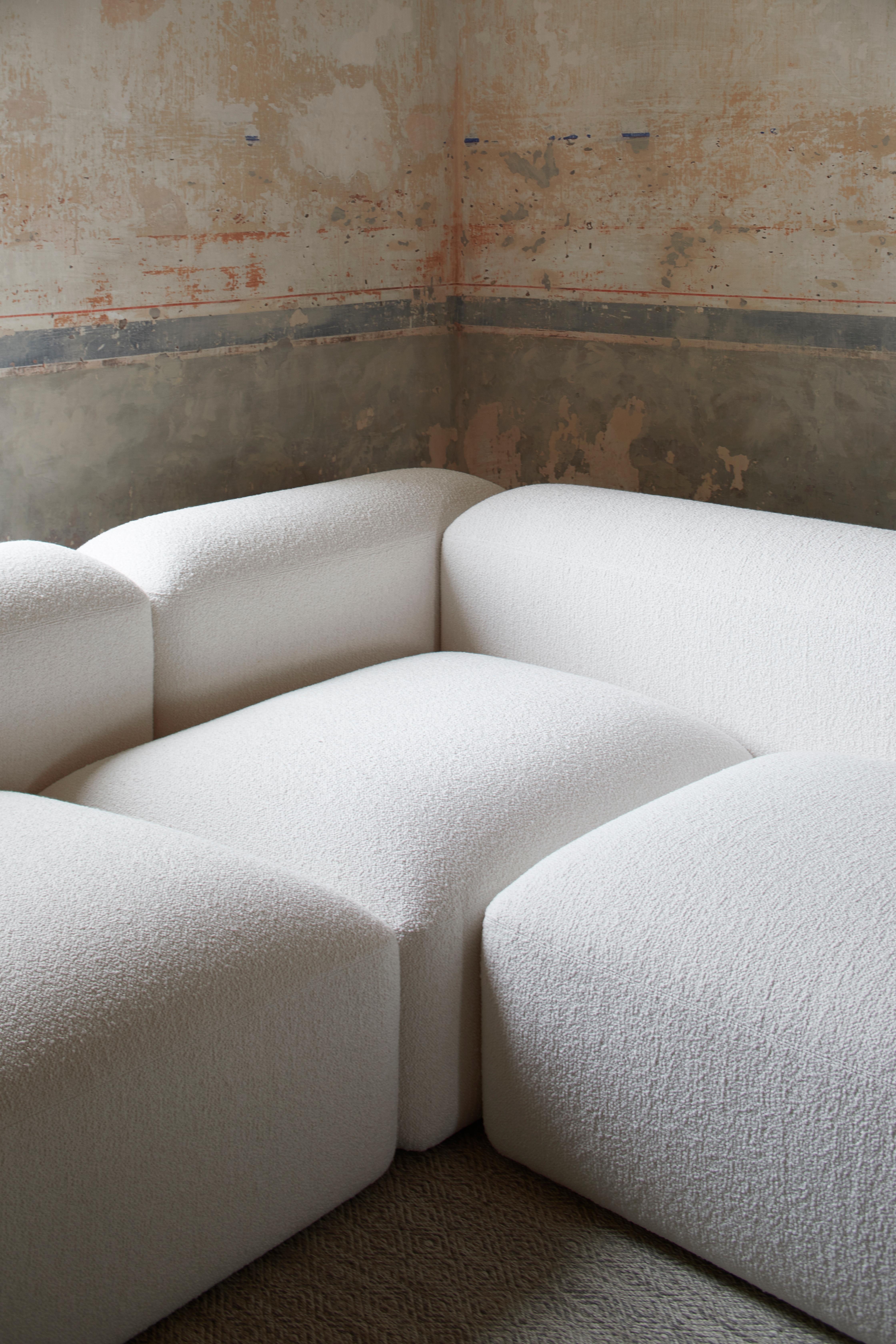 Contemporary Lounge Sofa 'Lapis' Modell E019 'auf Lager'. (Organische Moderne) im Angebot