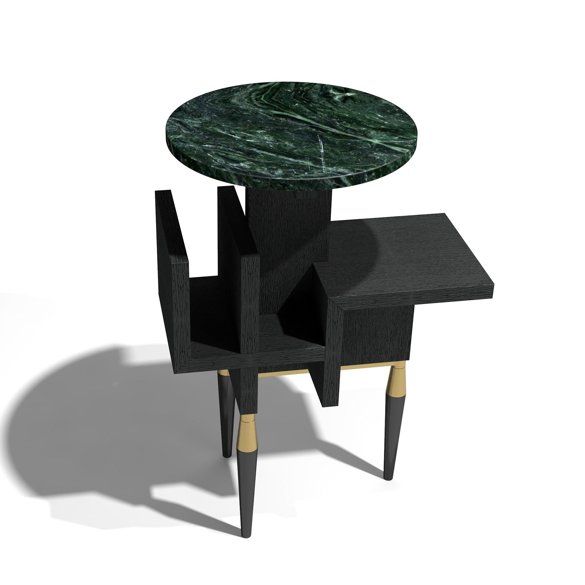 Cette table de salon est le fruit d'un travail artisanal minutieux réalisé à l'aide de différents matériaux de haute qualité : pierre, bois et laiton. 
Comme tous les objets du studio 1 + 11, la table Cosmo est un jeu de formes, de lignes et de