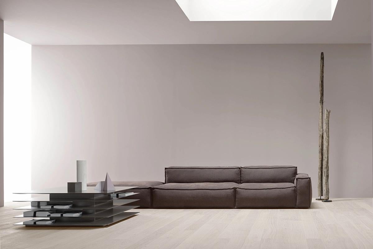 Zeitgenössisches Loveseat-Sofa ''Davis'' Modell 060, Brera 850, Weiß 01 (Italienisch) im Angebot