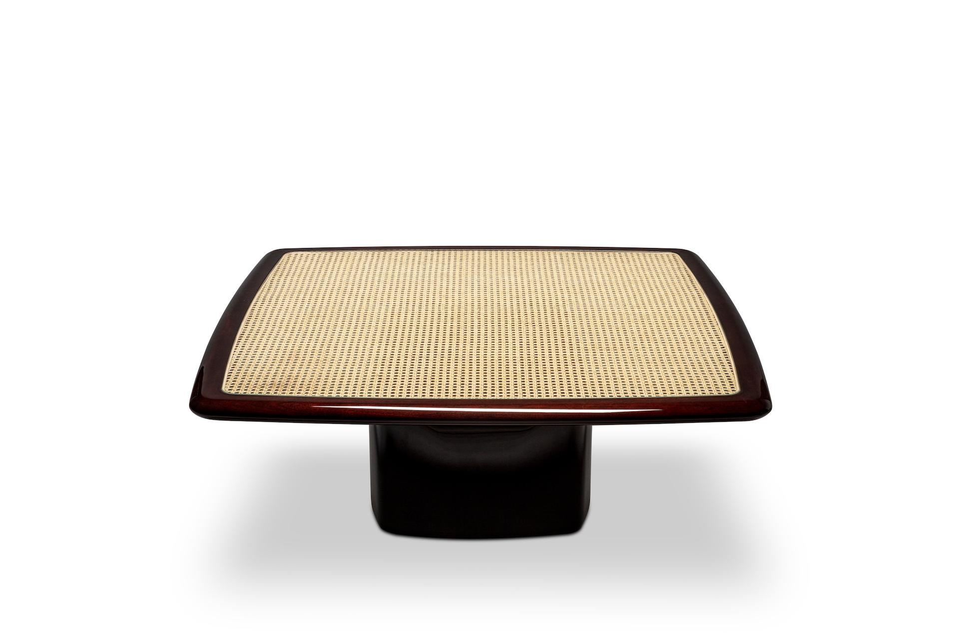 Moderne Tables gigognes contemporaines basses, acajou/canne naturelle brillante en vente