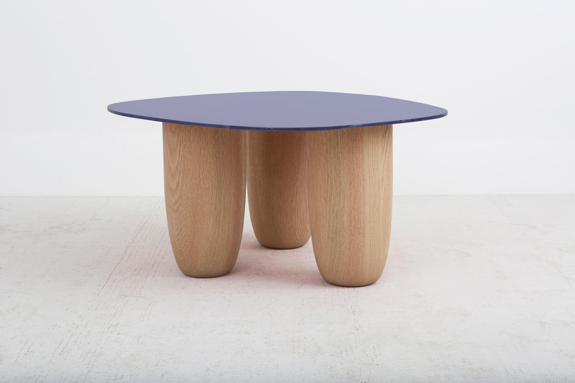 Poudré Table basse contemporaine Acier bleu et pieds en Oak Naturel par Vivian Carbonell en vente