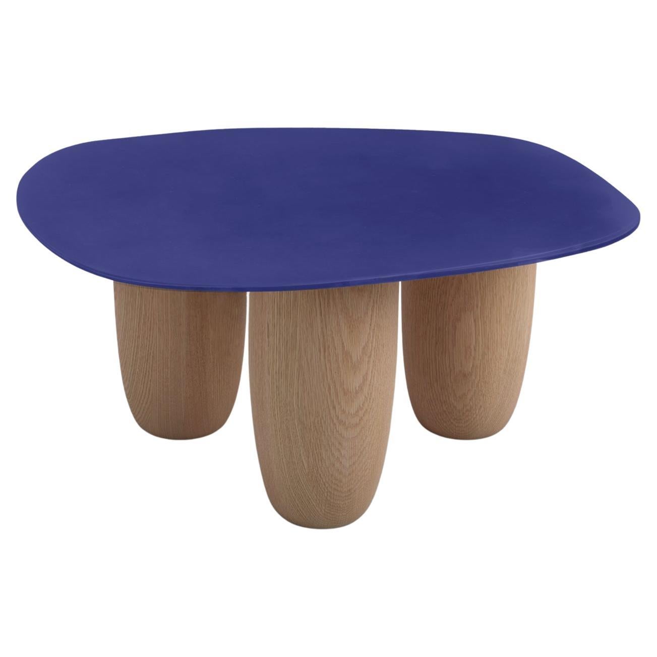 Table basse contemporaine Acier bleu et pieds en Oak Naturel par Vivian Carbonell