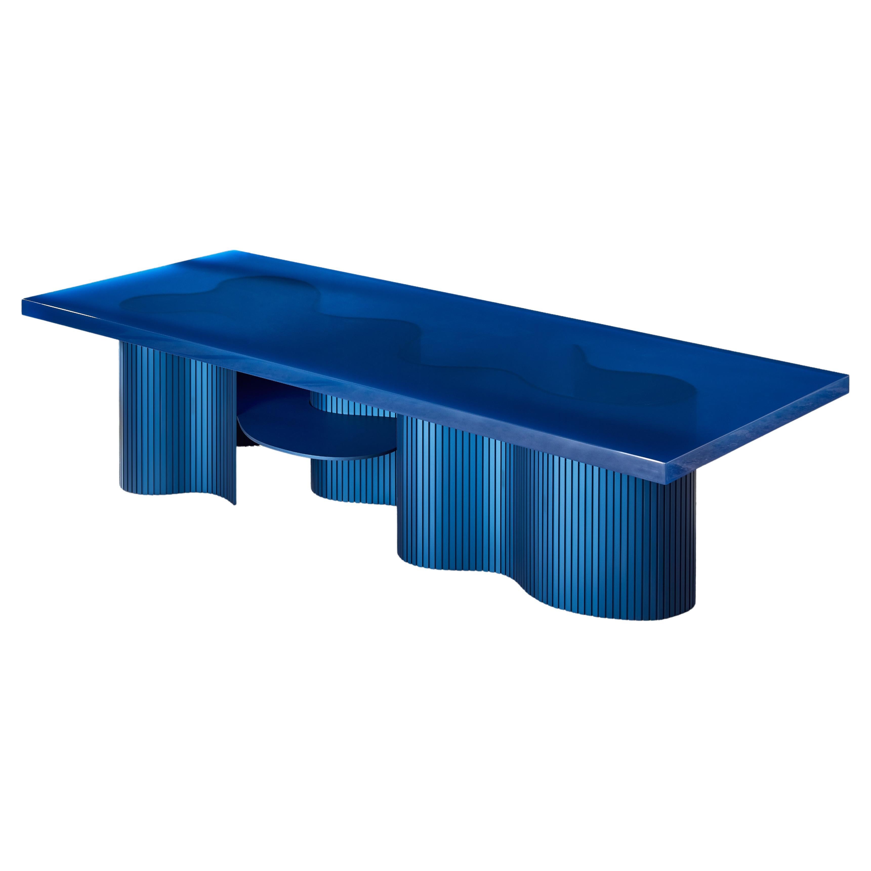 Zeitgenössischer niedriger Tisch mit Regalen, blaues poliertes Harz, von Erik Olovsson