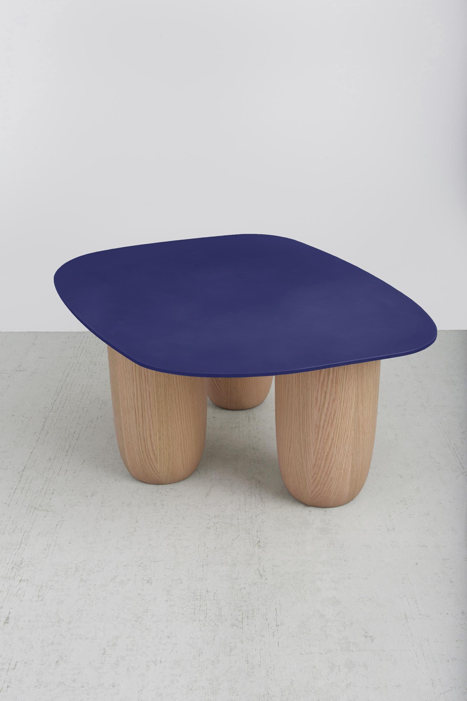 Américain Tables basses contemporaines à plateau en acier bleu et pieds en chêne naturel de Vivian Carbonell en vente