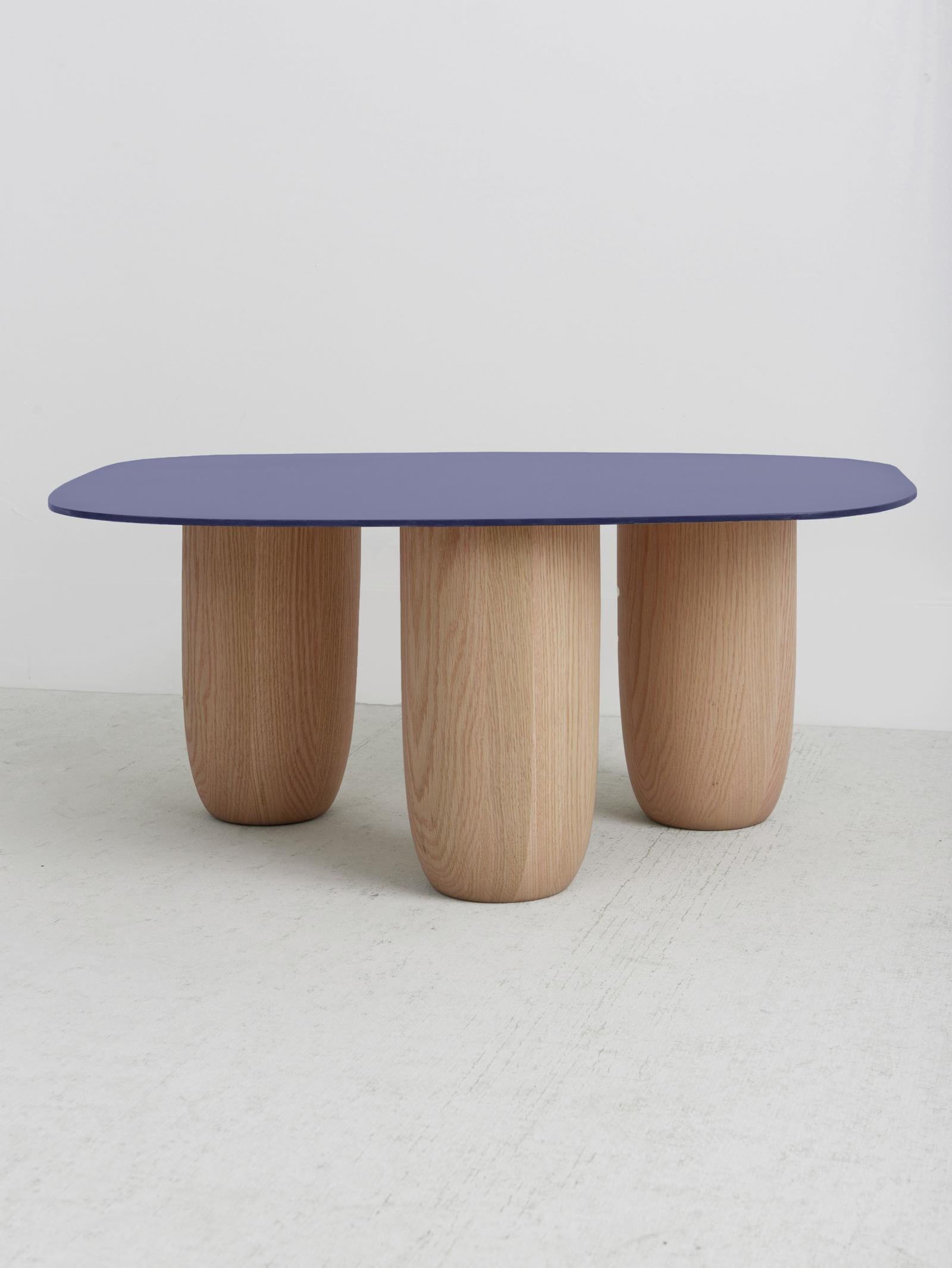 Poudré Tables basses contemporaines à plateau en acier bleu et pieds en chêne naturel de Vivian Carbonell en vente
