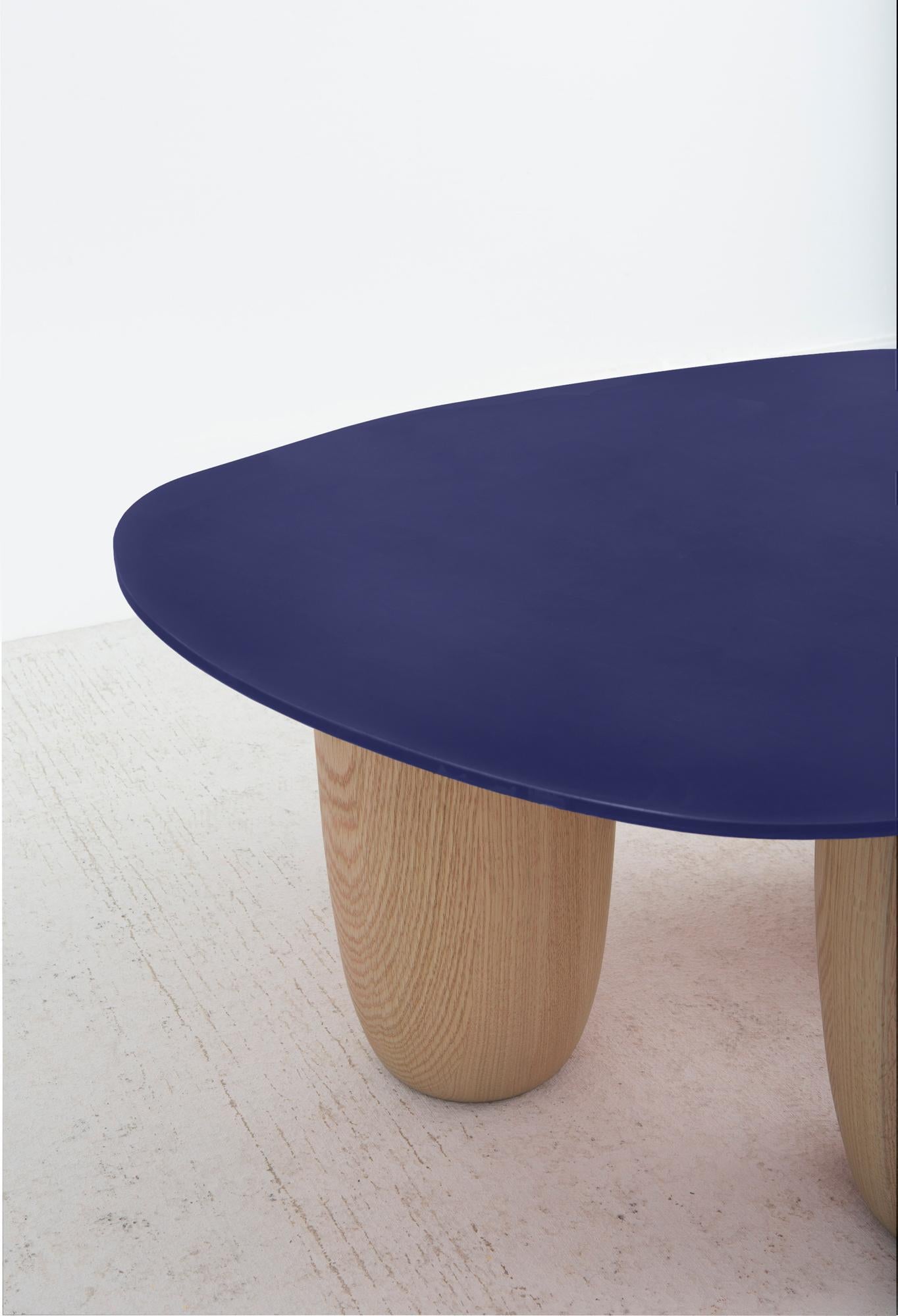XXIe siècle et contemporain Tables basses contemporaines à plateau en acier bleu et pieds en chêne naturel de Vivian Carbonell en vente