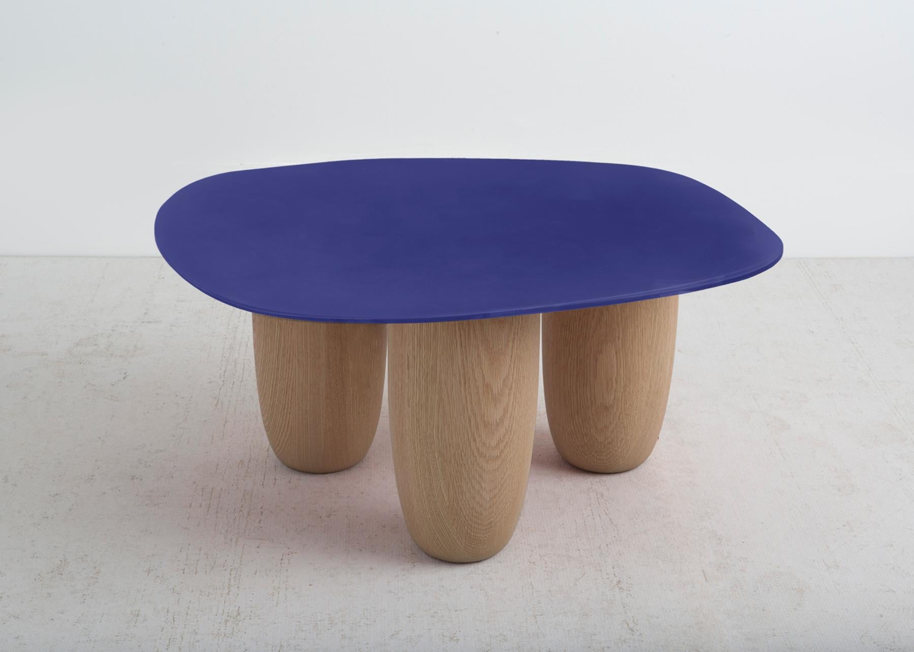 Chêne Tables basses contemporaines à plateau en acier bleu et pieds en chêne naturel de Vivian Carbonell en vente