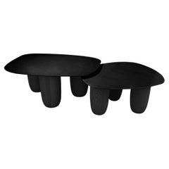 Tables basses contemporaines en acier noir mat et pieds en Oak par Vivian Carbonell