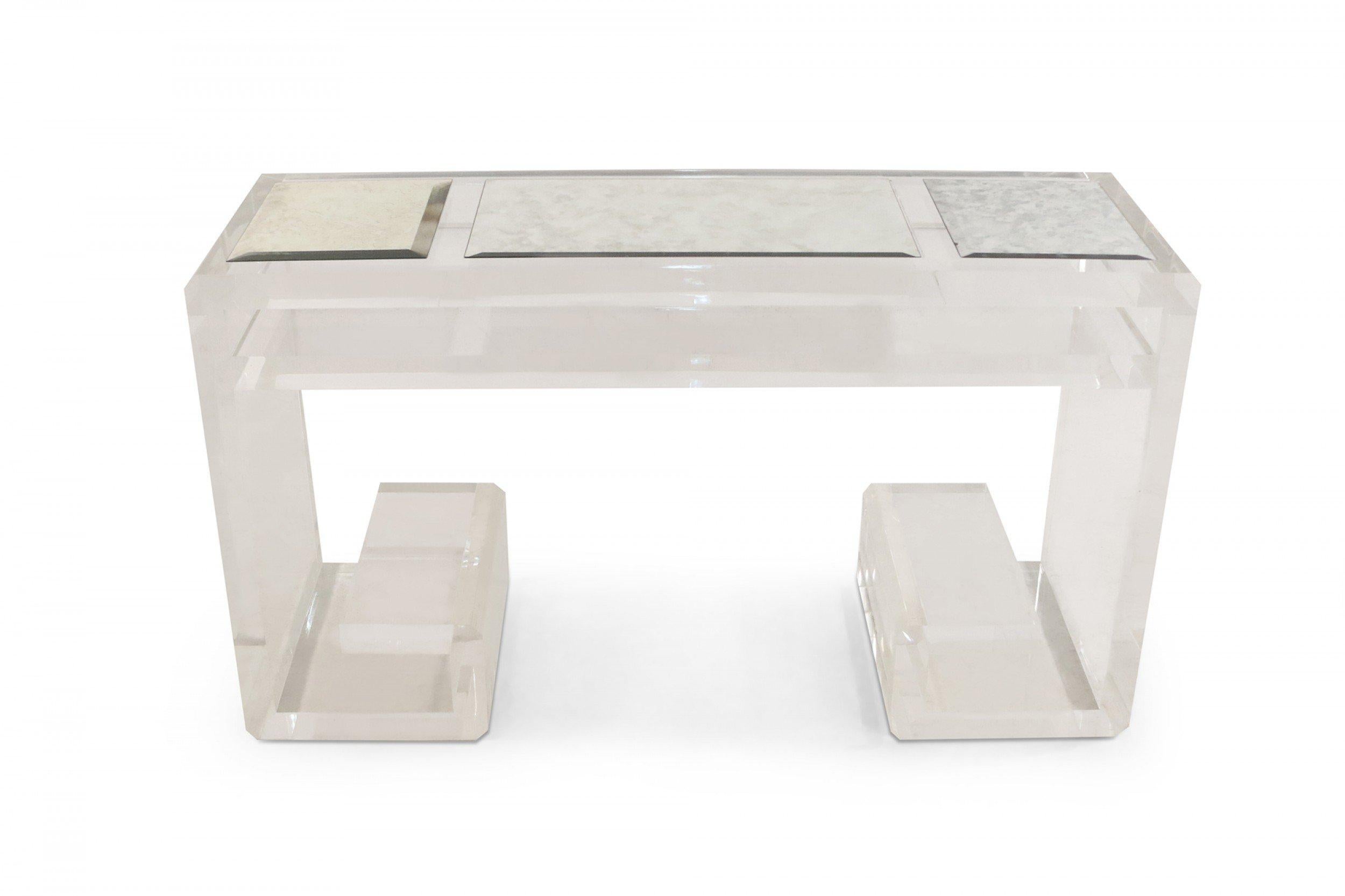 Zeitgenössischer Lucite-Schreibtisch mit eingelassener Spiegelplatte im Zustand „Gut“ im Angebot in New York, NY