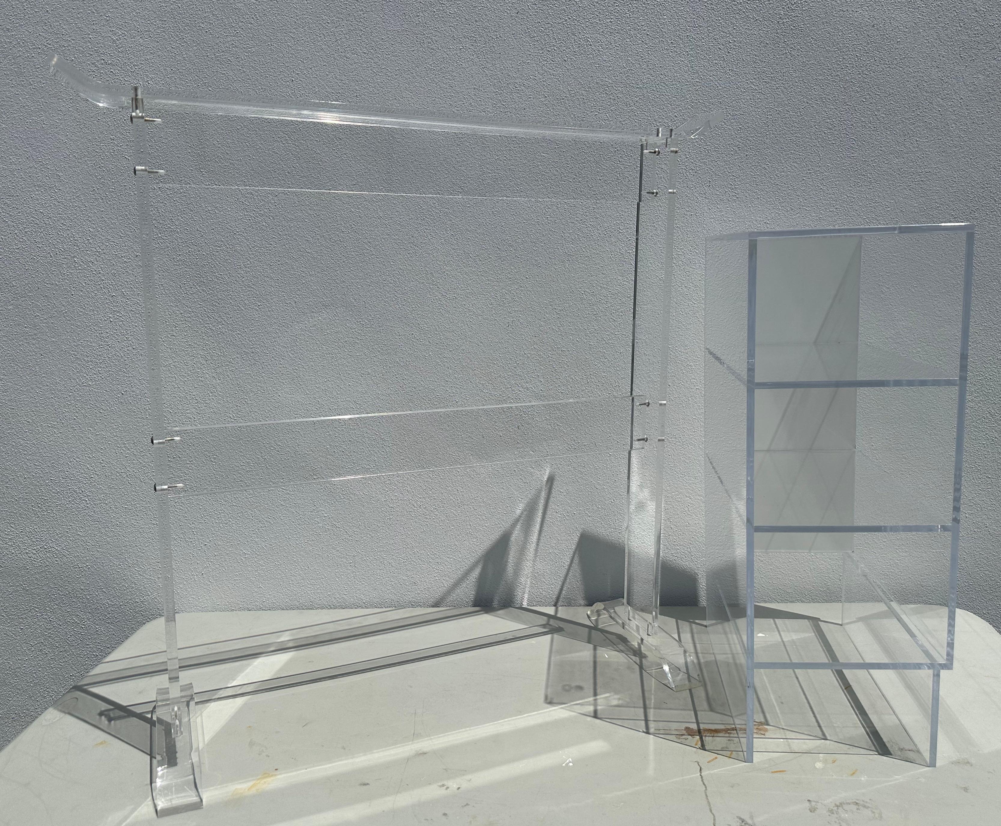 Mobile da valet e scaffale in lucite contemporaneo.
Il mobile a cavalletto, la scaffalatura rettangolare con tre ripiani, adattata...
Altezza della cassettiera 34,5 pollici, Larghezza 35,5 pollici, Profondità 11 pollici, Scaffale, Altezza 27