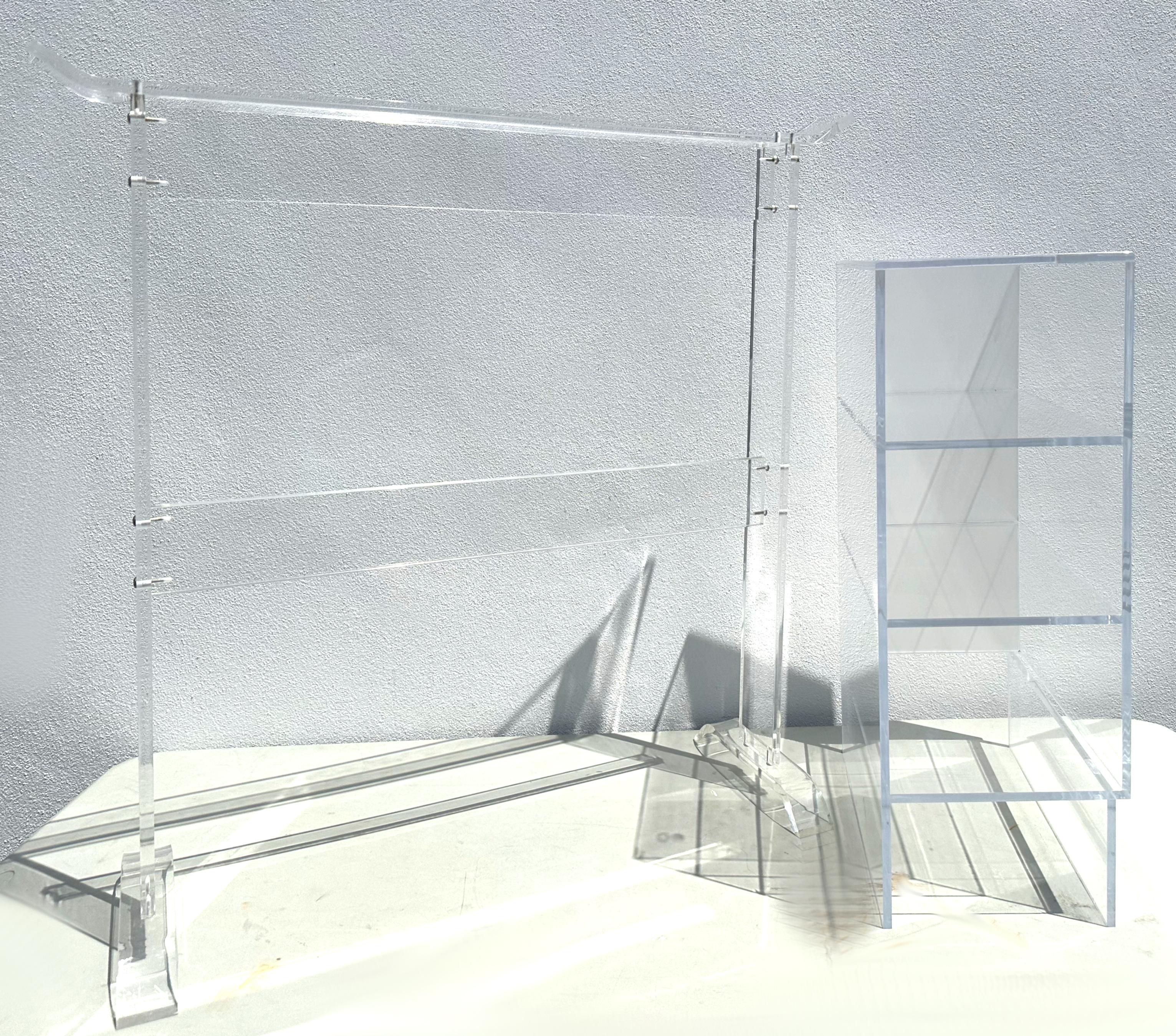 Lucite Mobile da valet e scaffale in lucite contemporaneo in vendita