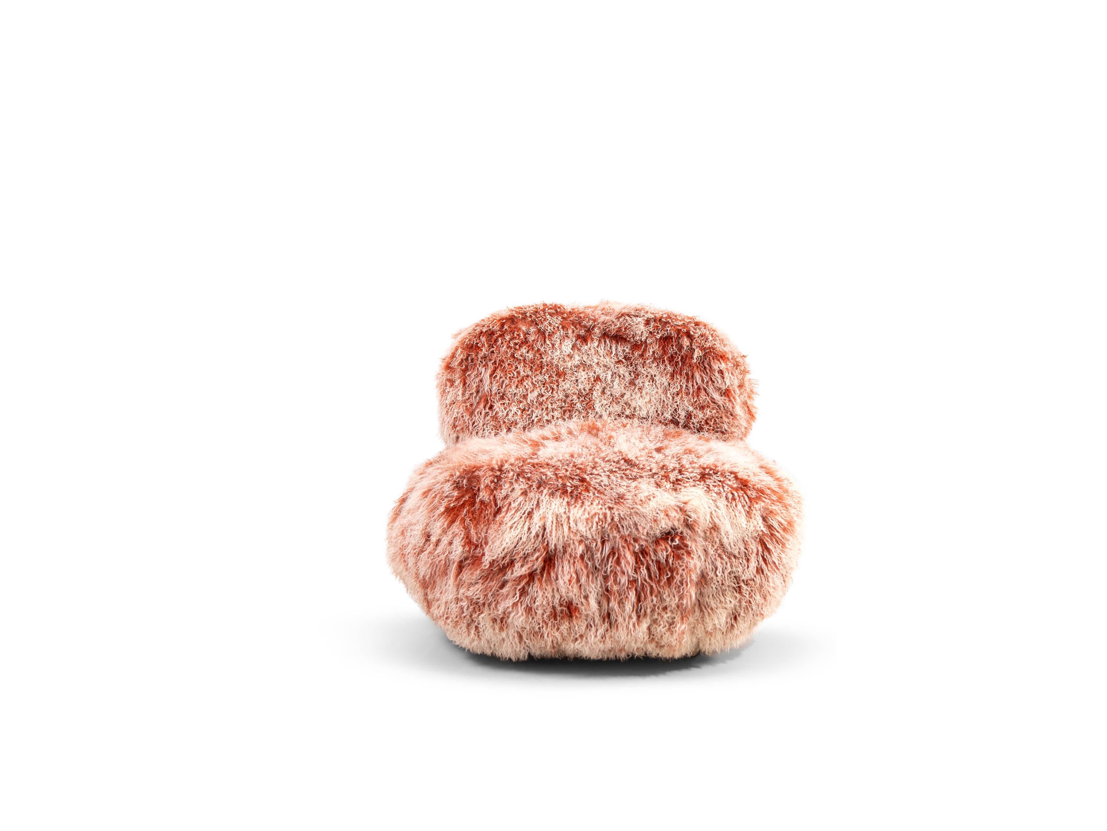 Sillón de cuna contemporáneo con piel de Mongolia roja. Fabricado en Italia por Hessentia Italiano en venta