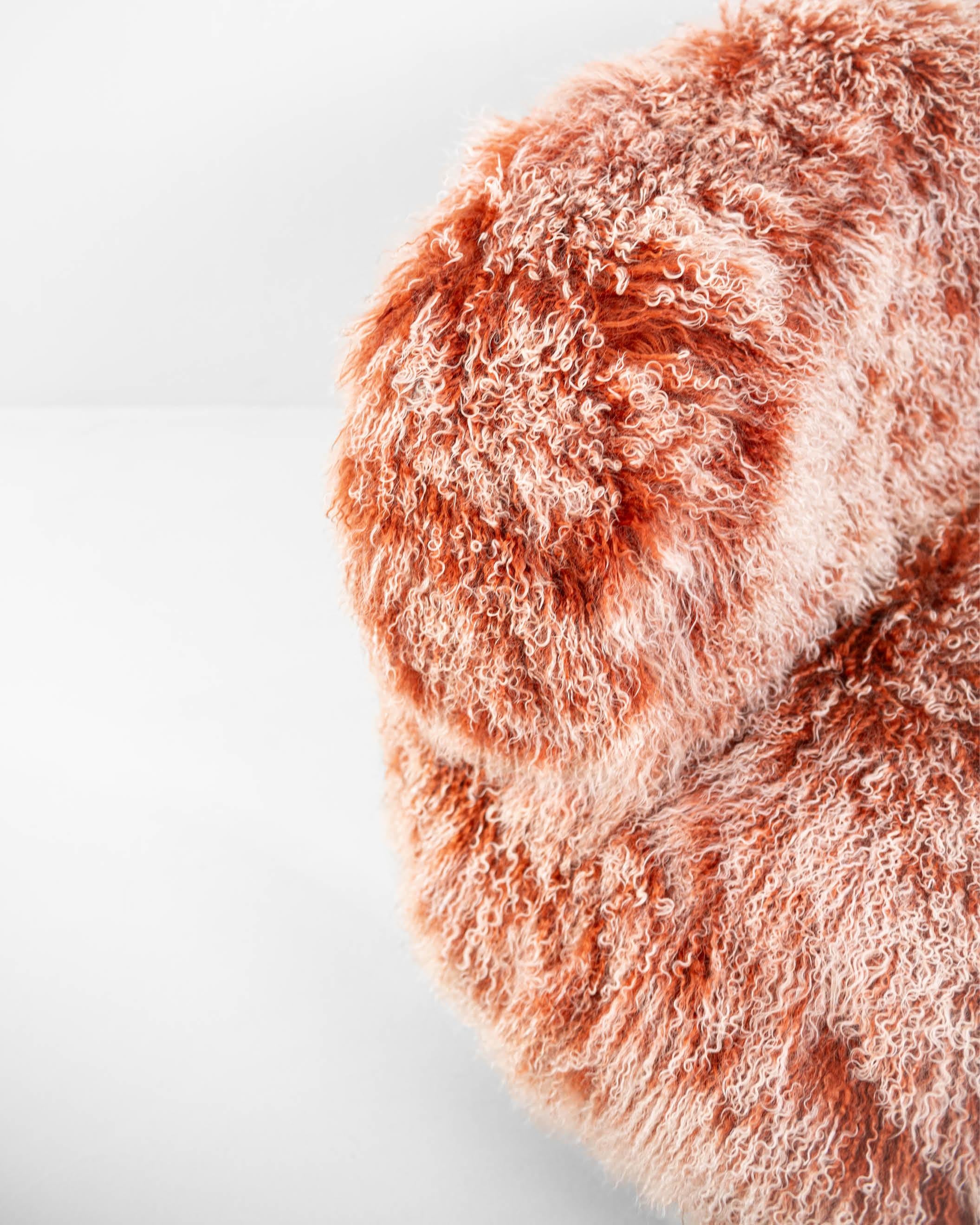Sillón de cuna contemporáneo con piel de Mongolia roja. Fabricado en Italia por Hessentia Siglo XXI y contemporáneo en venta
