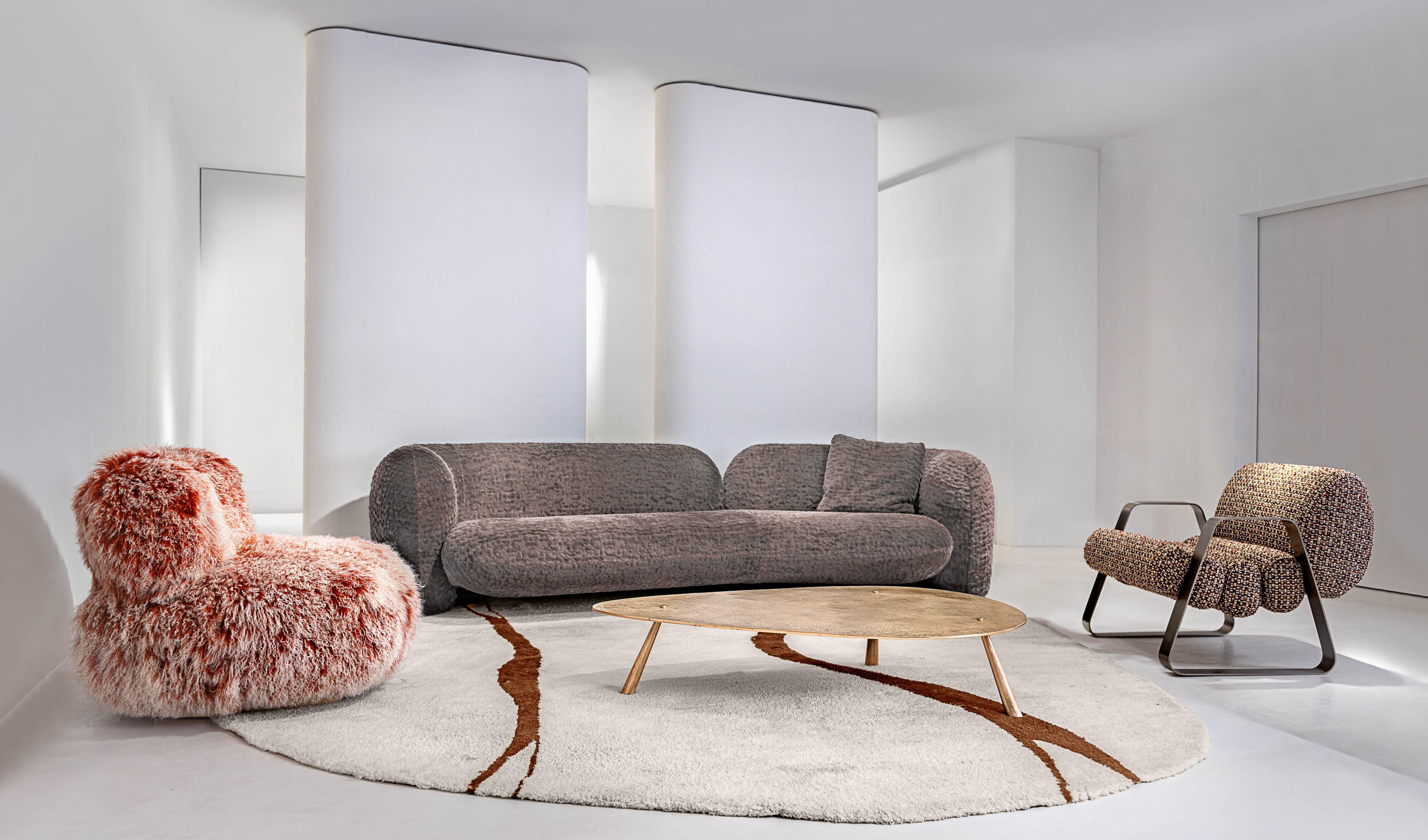 Sillón de cuna contemporáneo con piel de Mongolia roja. Fabricado en Italia por Hessentia Metal en venta