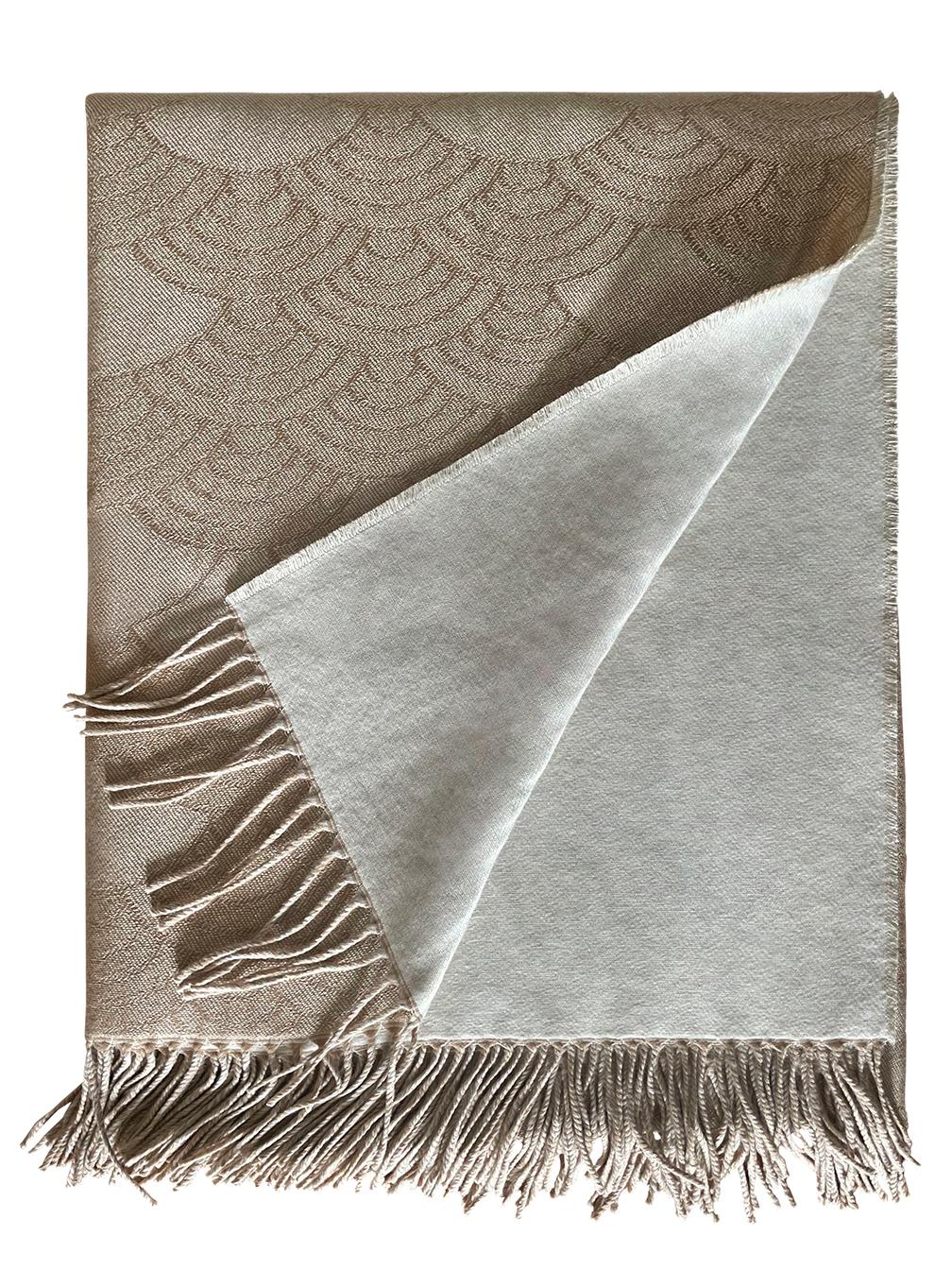 Ce luxueux plaid en Lurex vous assurera une couche élégante et confortable pour vos moments de détente. Réalisé en laine, cachemire et soie Lurex, avec des détails en métal pour plus d'étincelles de lumière, ce plaid est une couverture étonnante et