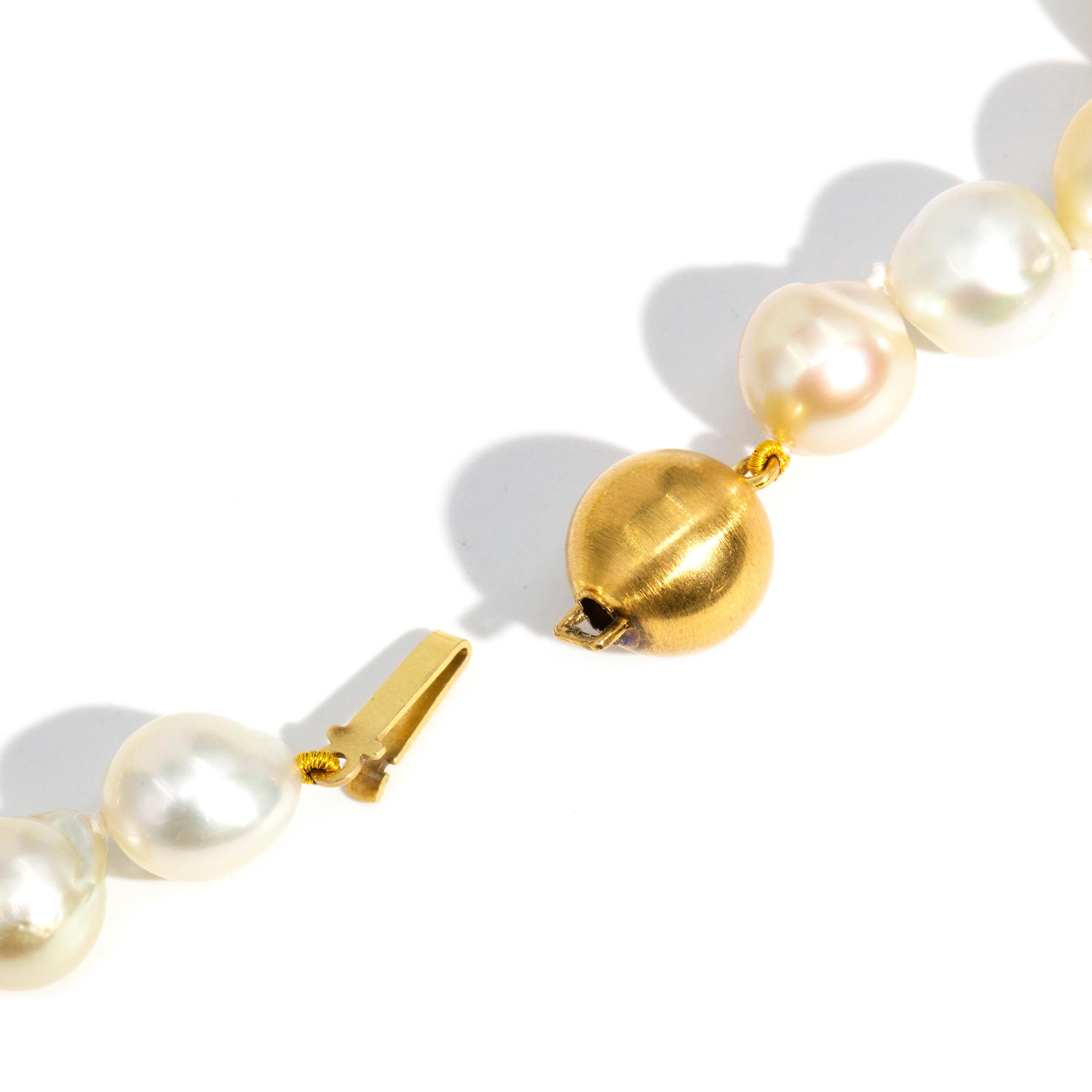 Contemporary Lustrous South Sea Pearl Necklace 9 Carat Yellow Gold Sphere Clasp For Sale 1