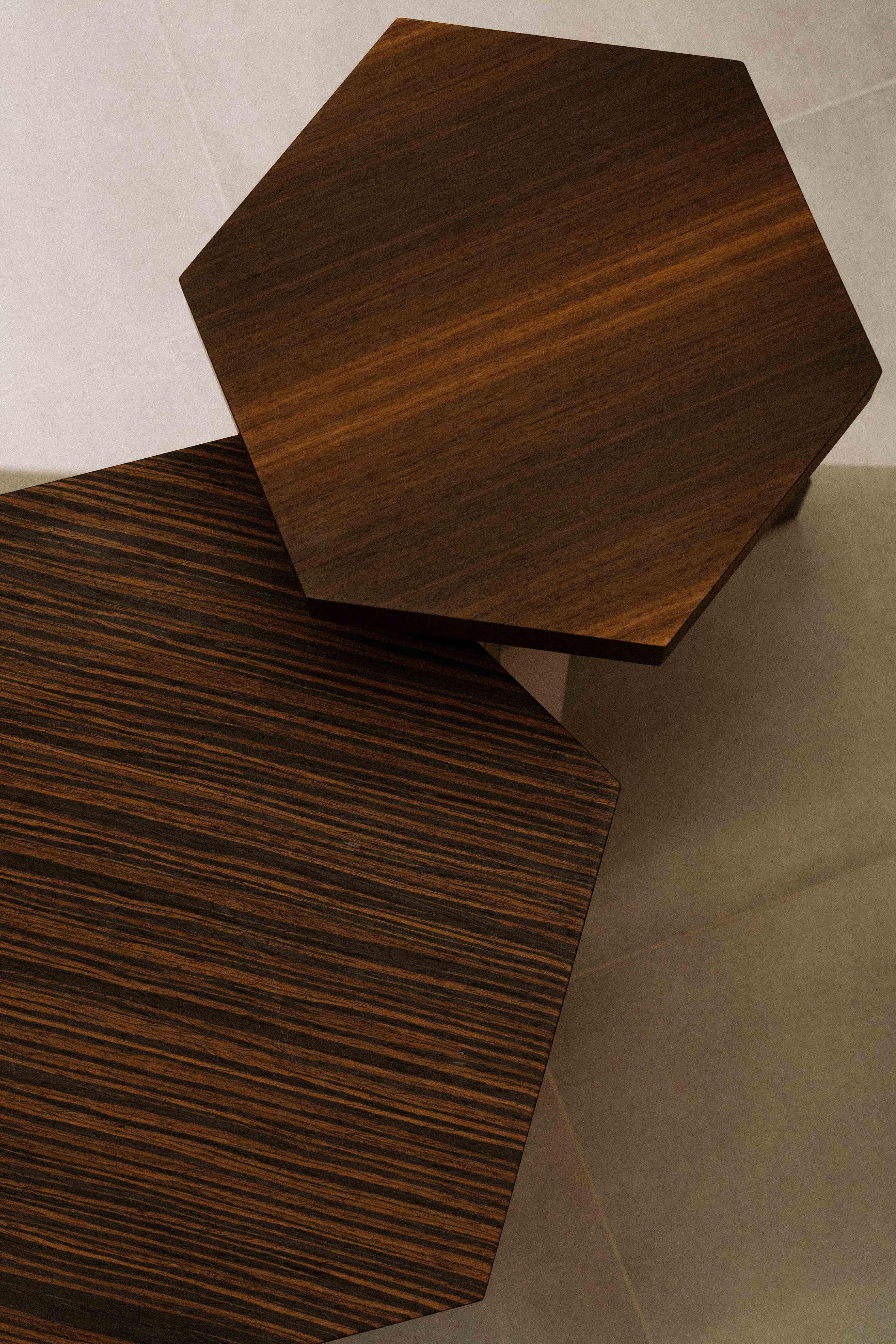 XXIe siècle et contemporain Table d'appoint contemporaine de luxe, miroir, Wood, fait main en Italie en vente